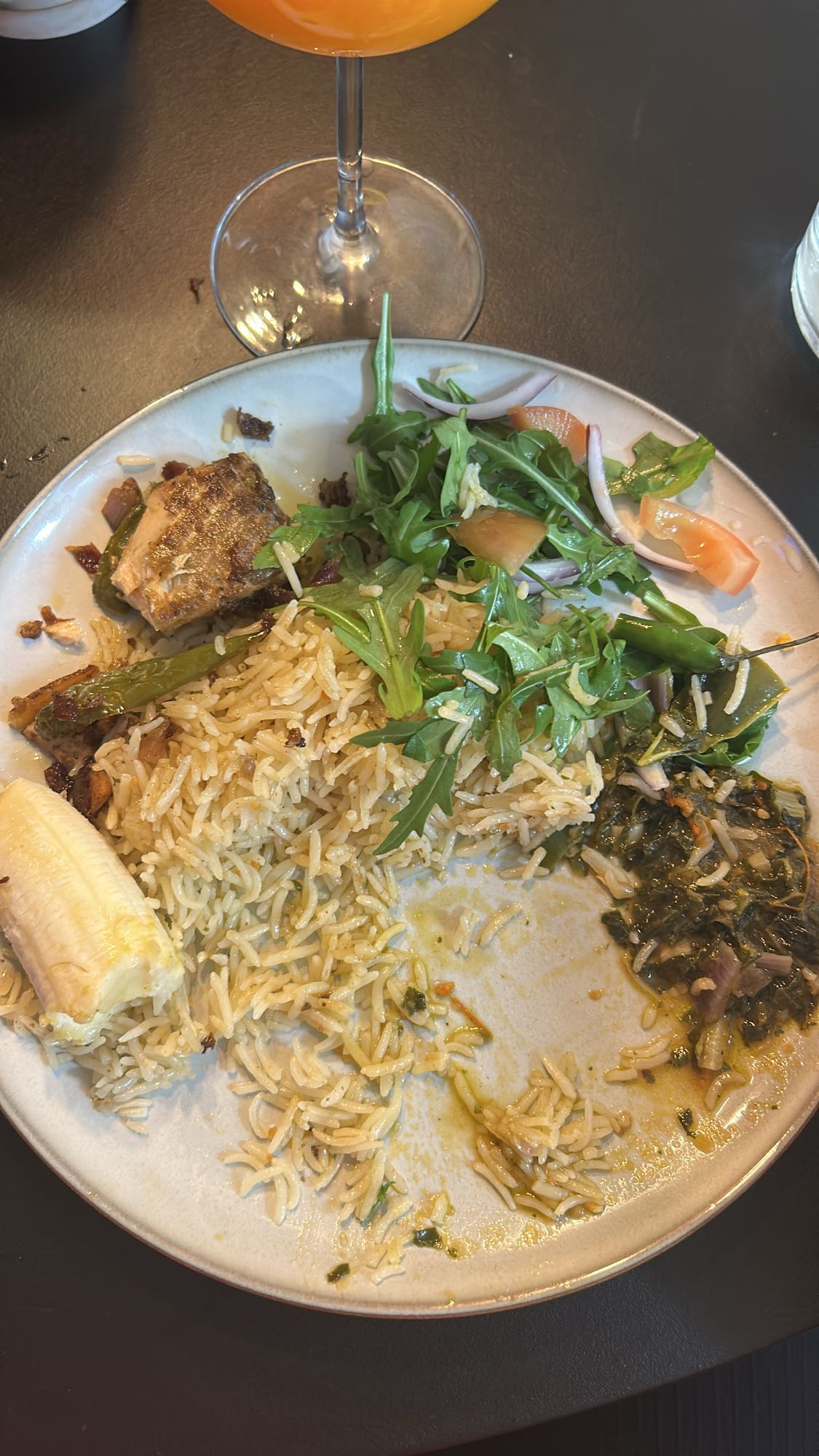 Ris och fisk med sallad