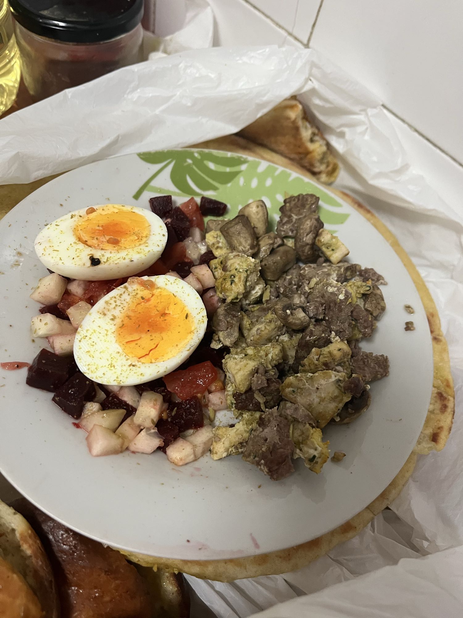 Ensalada con huevo y carne