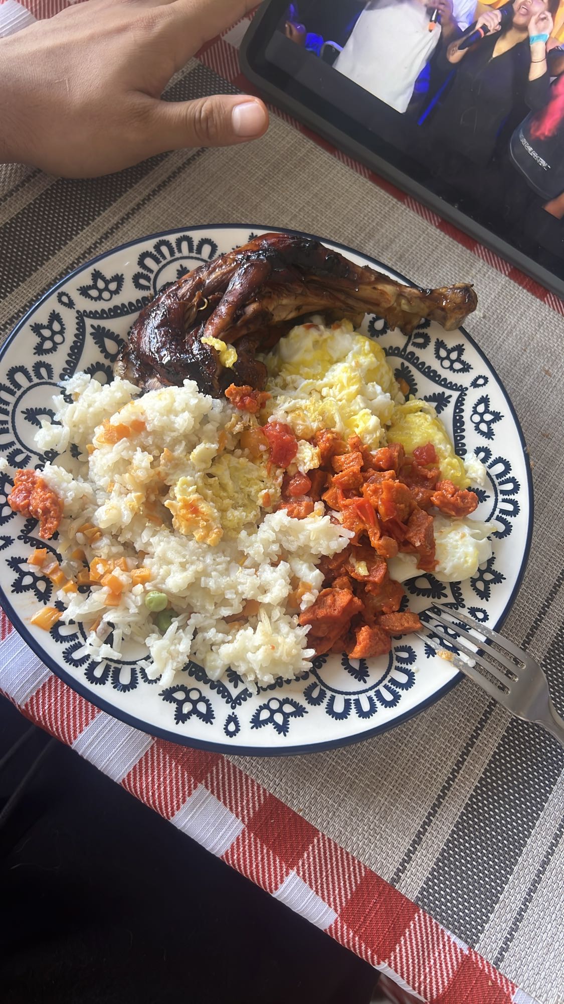 Pollo con arroz y huevo