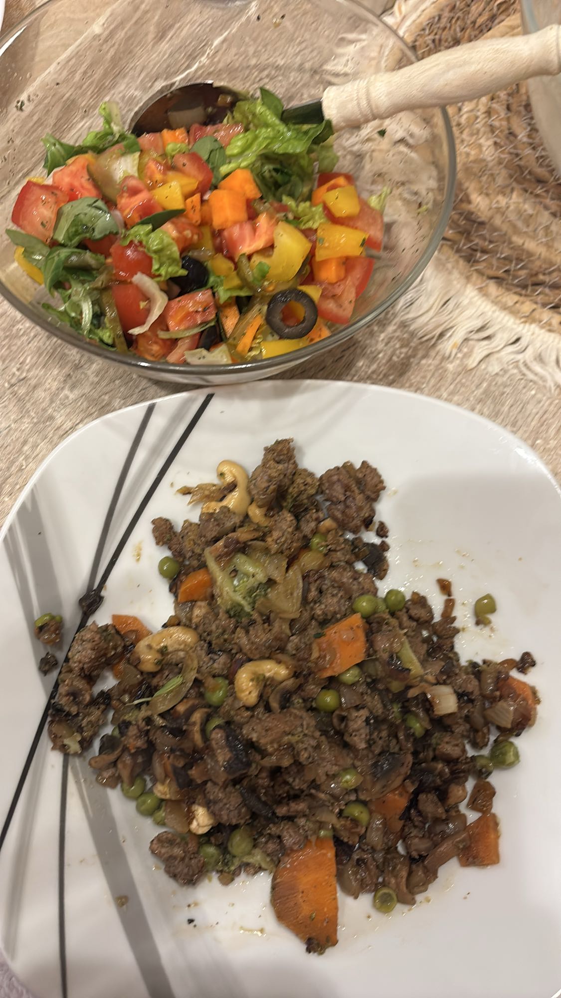 Hackfleischpfanne mit Salat