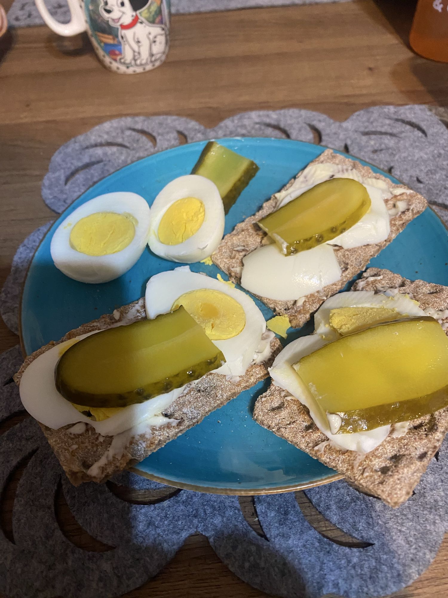 Kanapki z jajkiem i ogórkiem