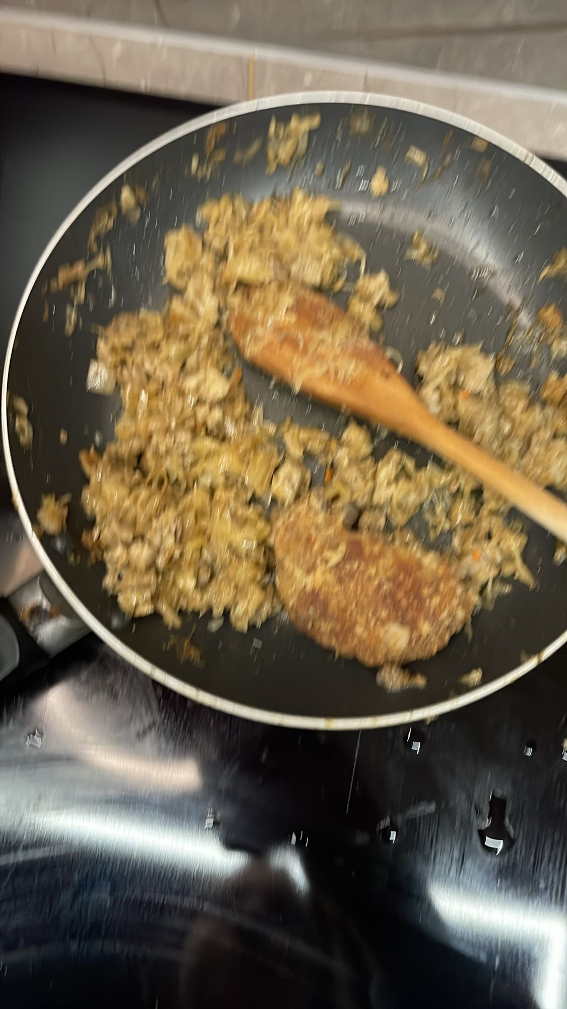 Smażony kotlet z kapustą