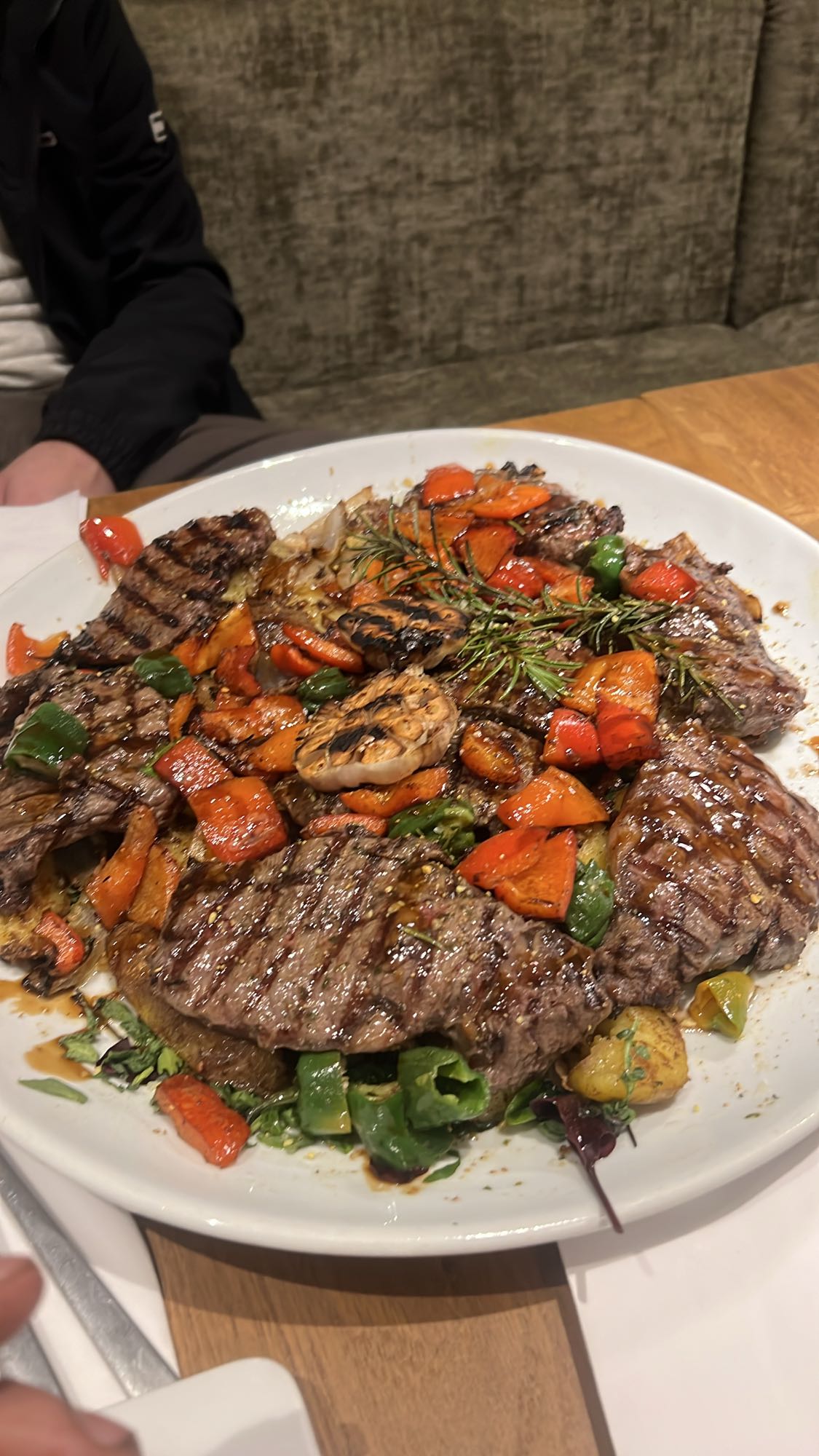 Gegrilltes Steak mit Gemüse