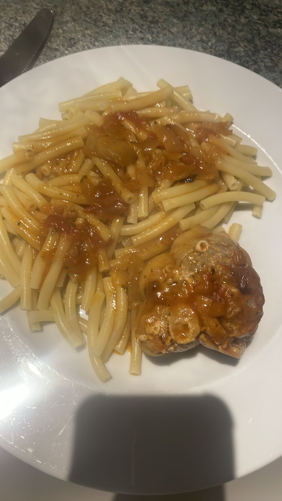 Pâtes avec viande en sauce