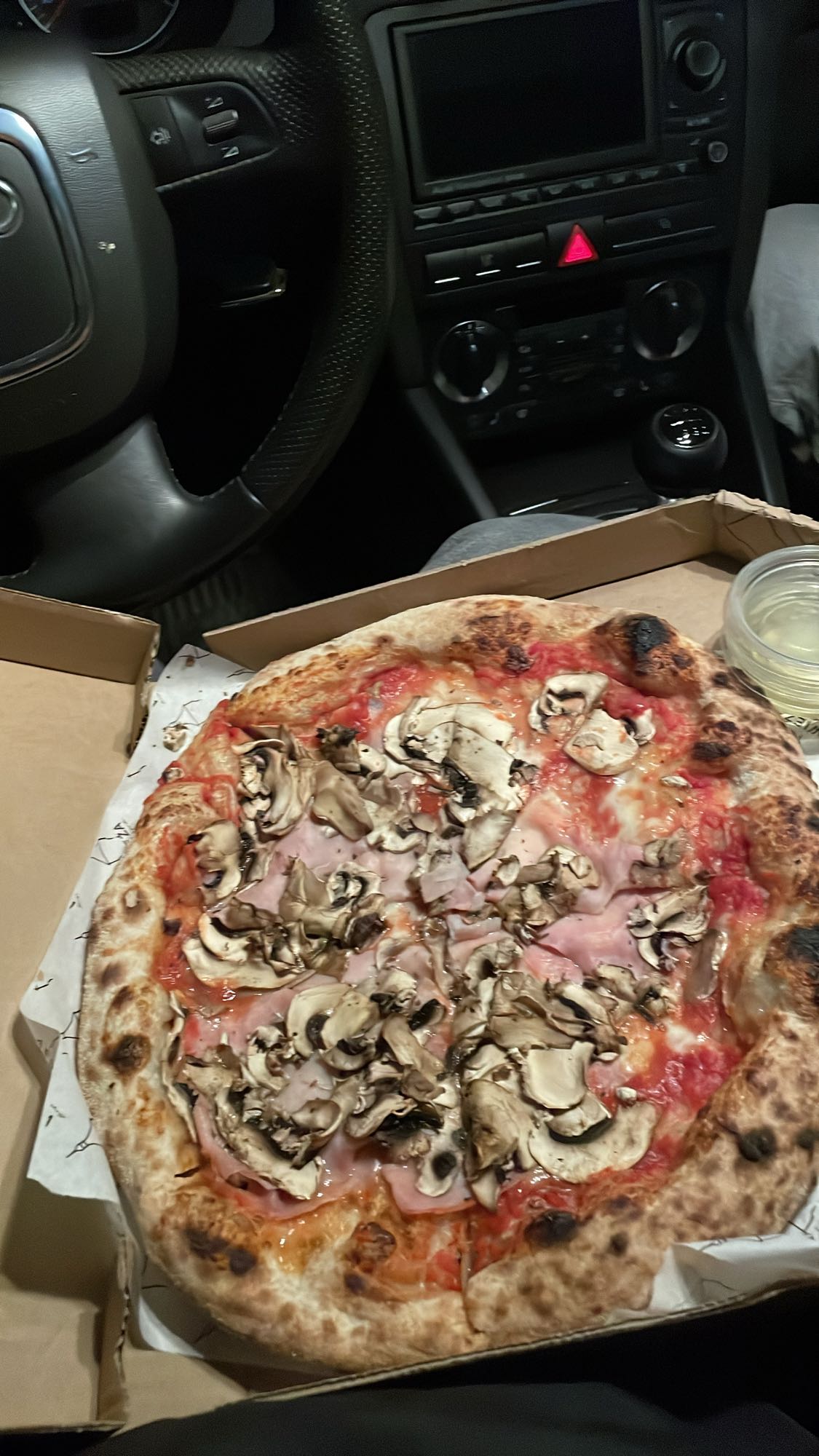 Pizza z szynką i pieczarkami