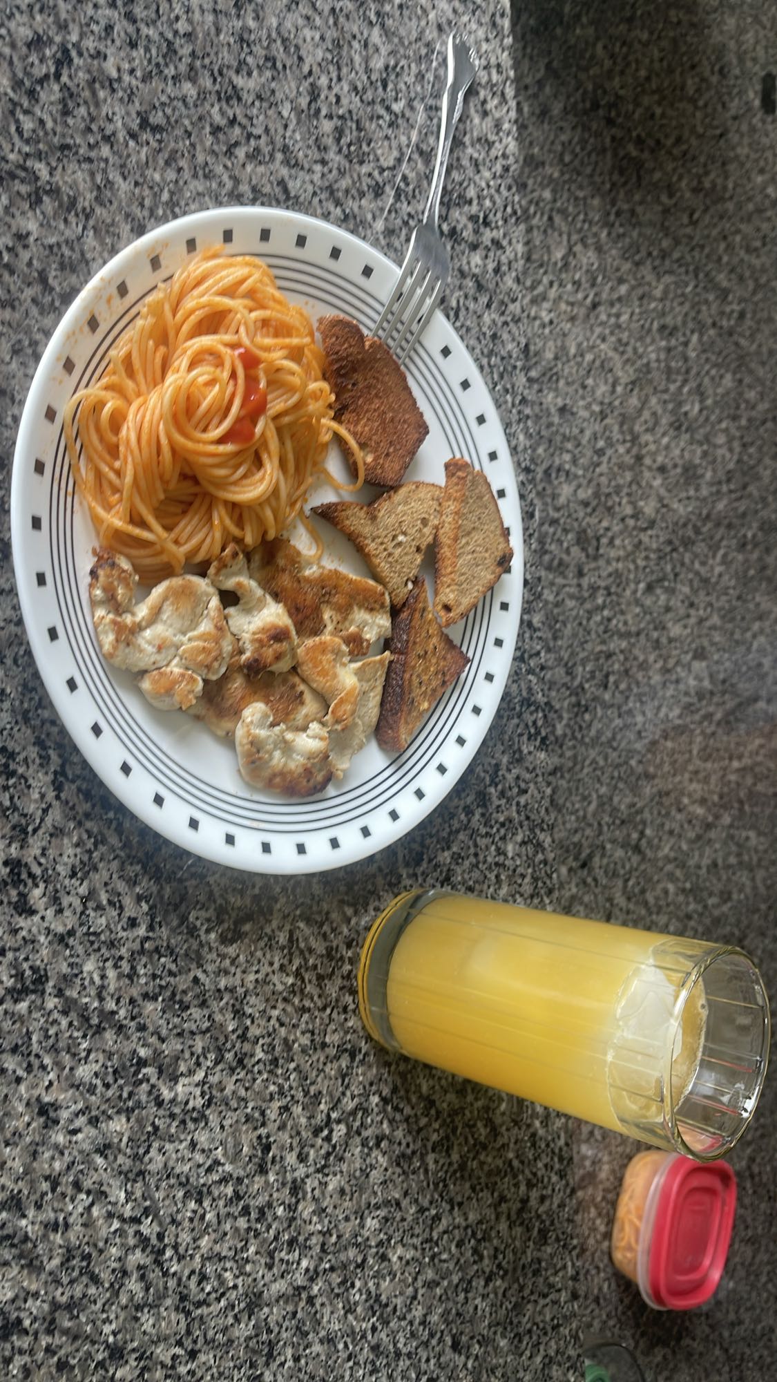 Pasta con pollo y pan tostado