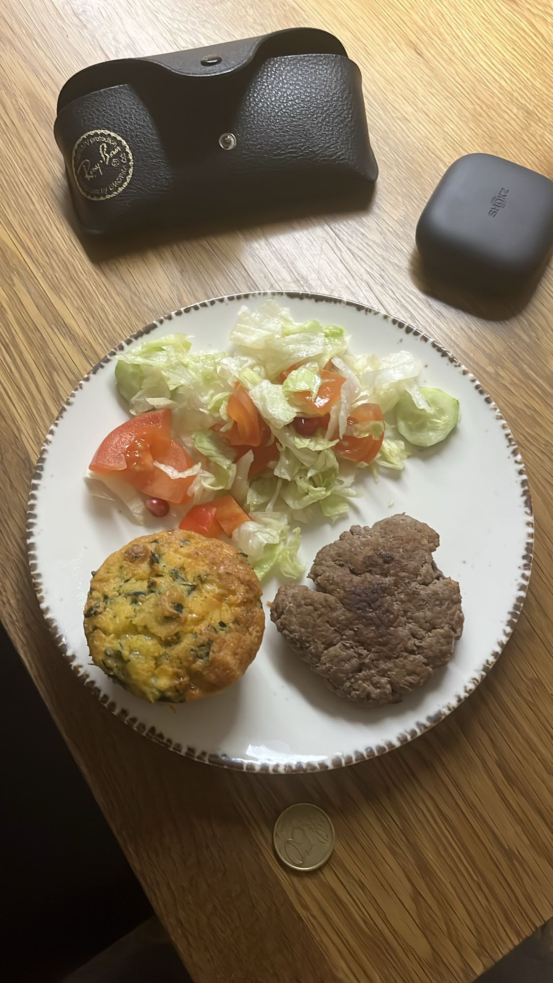 Ensalada con carne y muffin