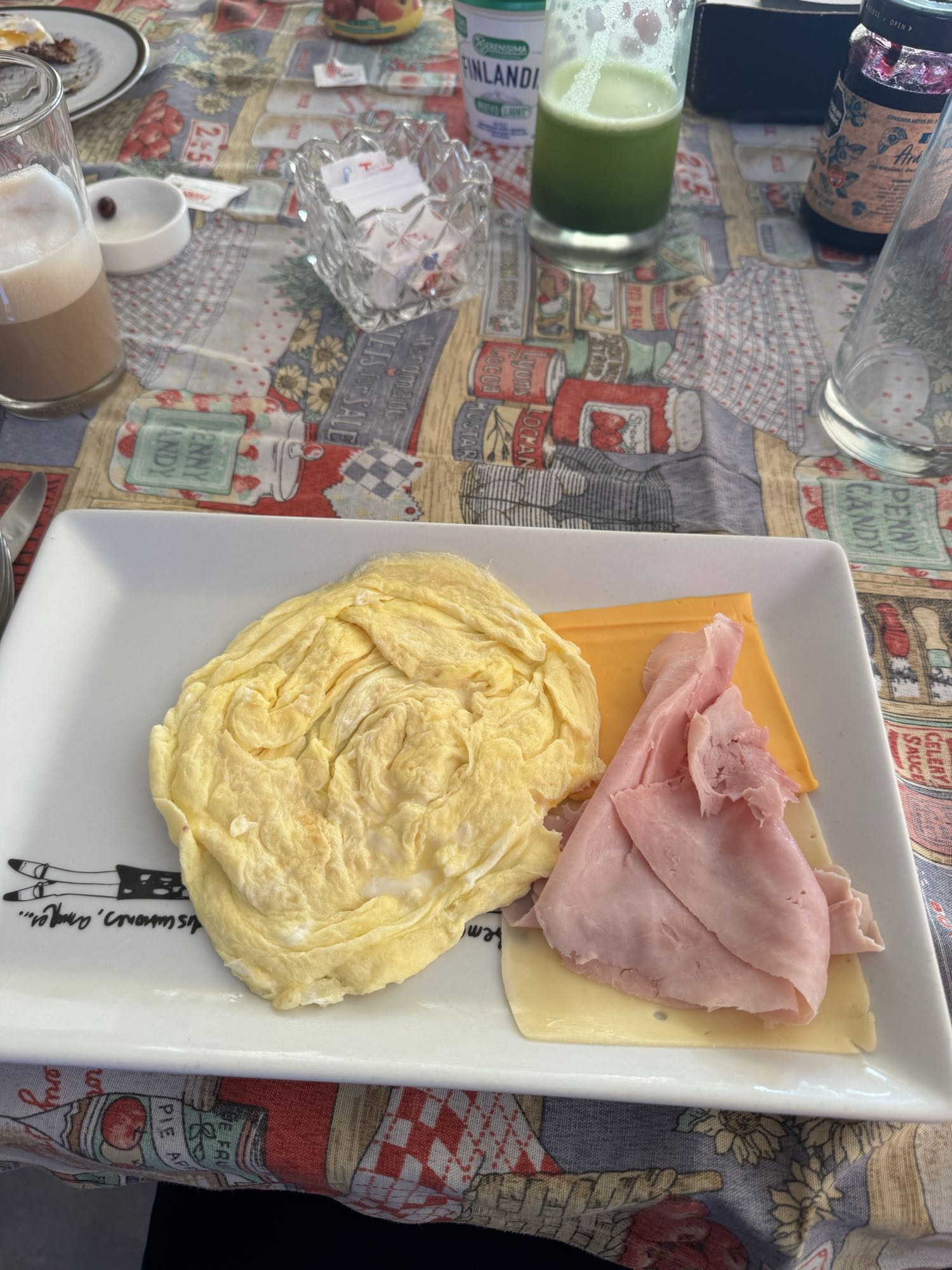 Omelette con jamón y queso