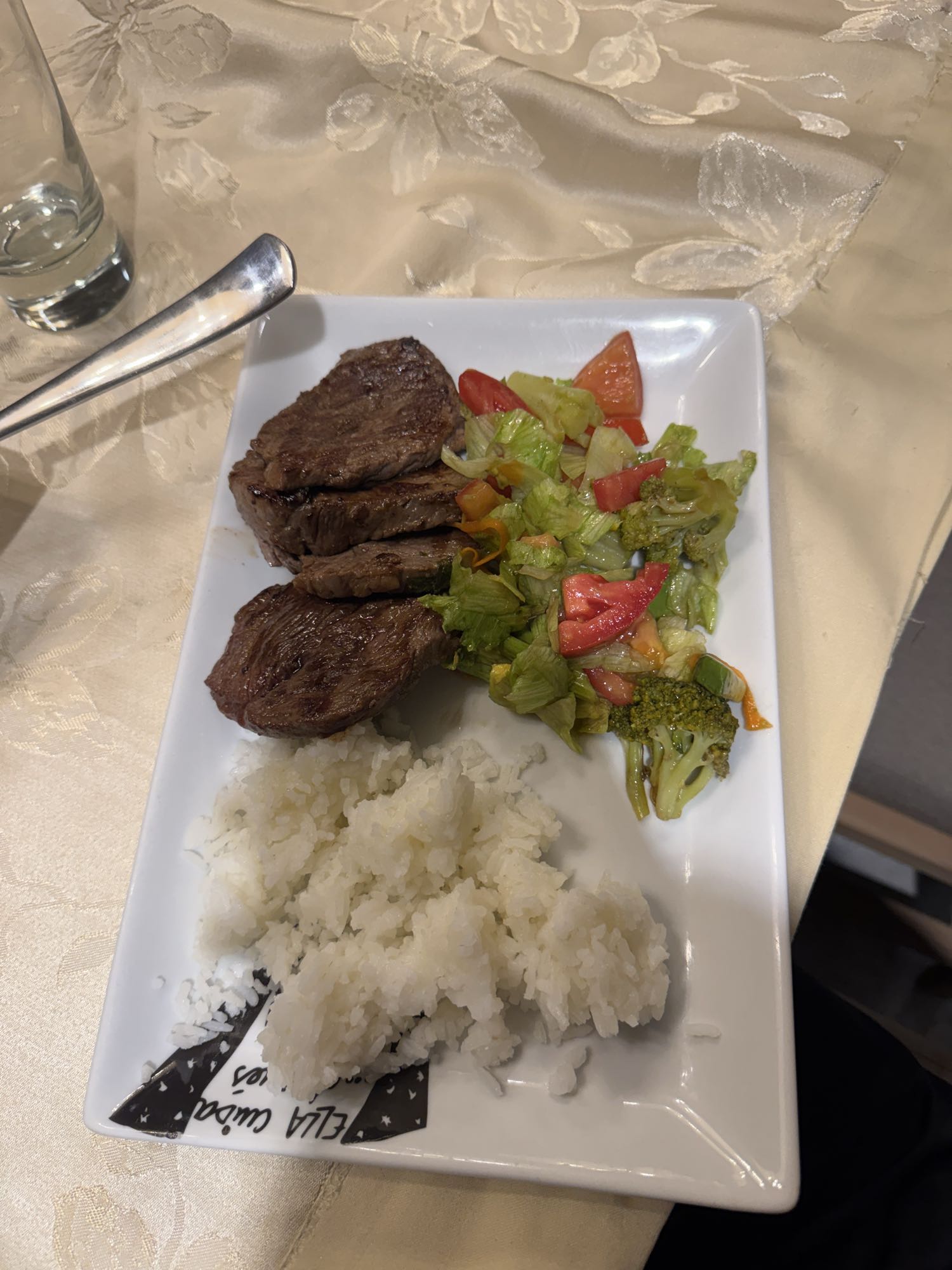 Carne con arroz y ensalada