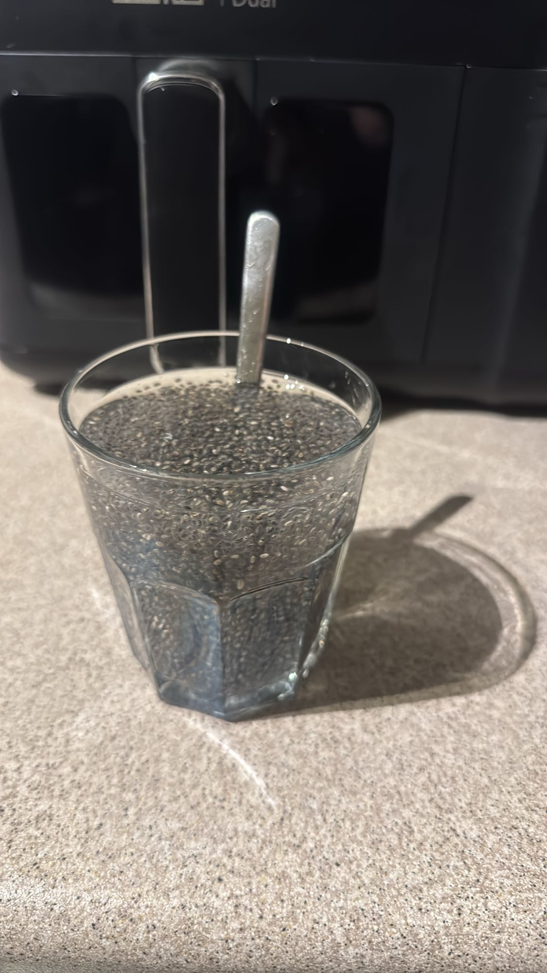 Woda z nasionami chia