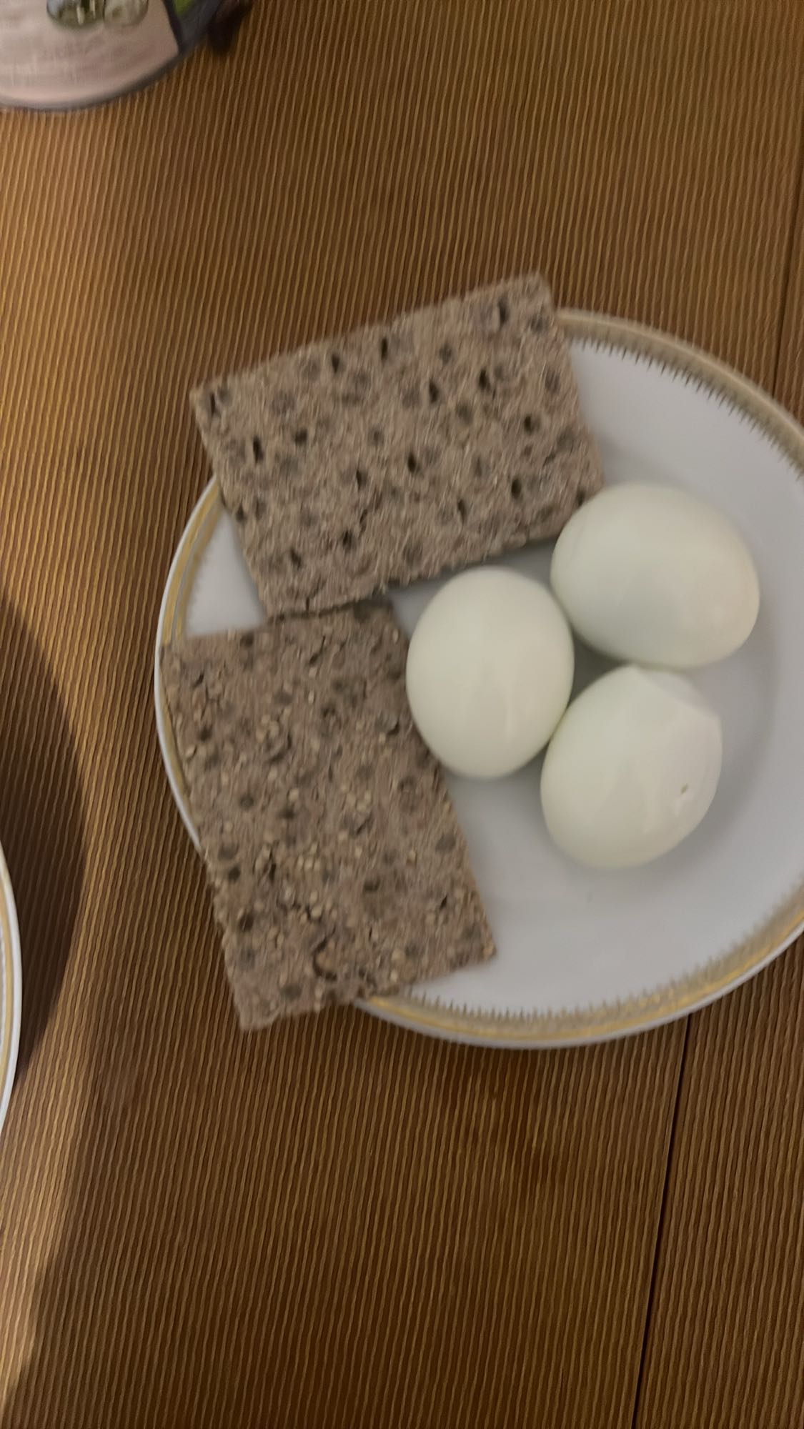Gekochte Eier mit Knäckebrot