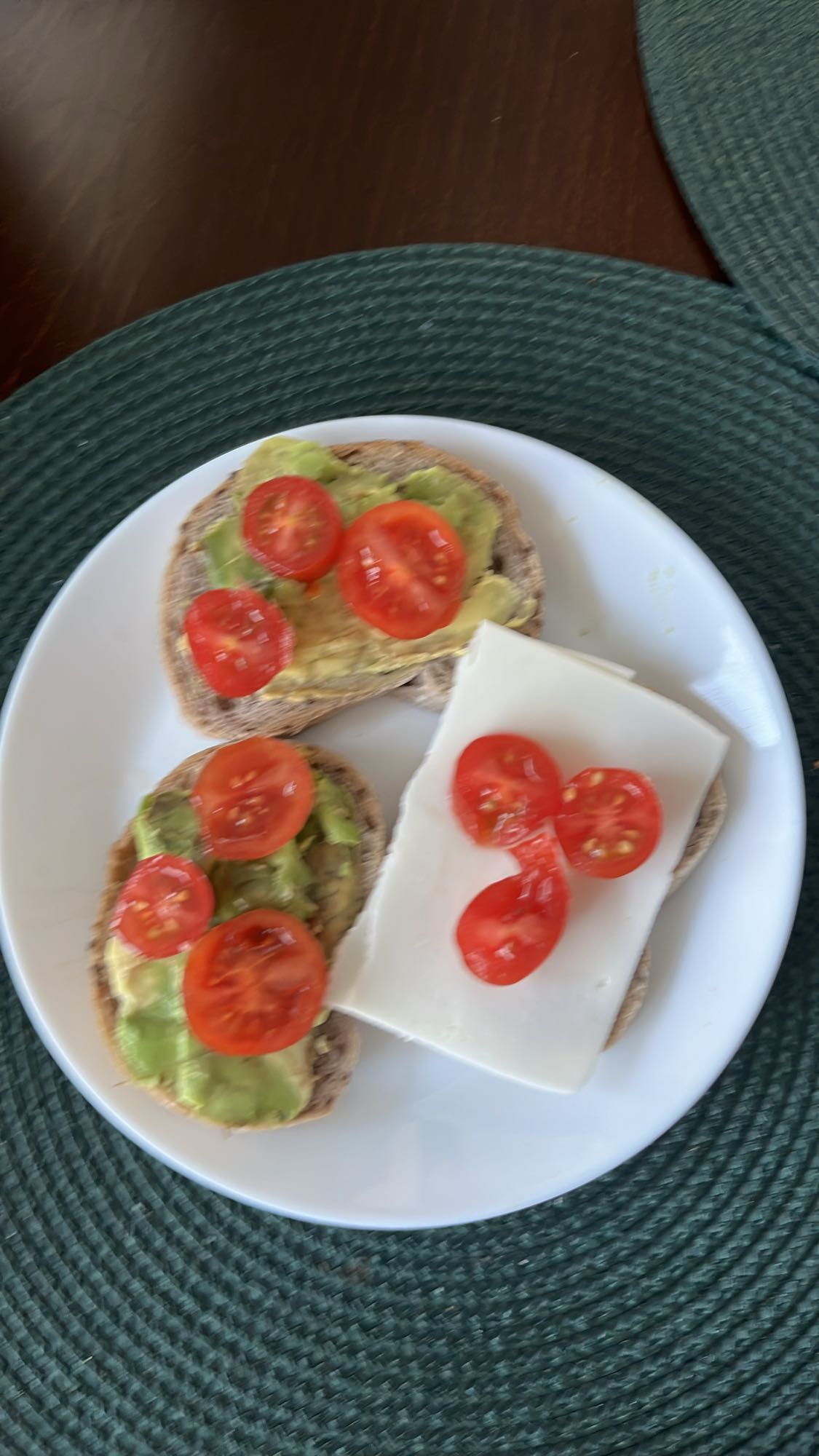 Kanapki z awokado i serem