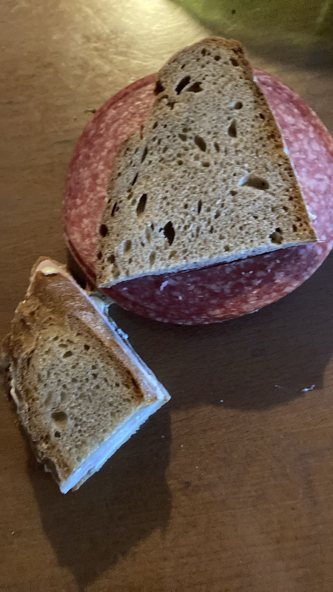 Brot mit Salami