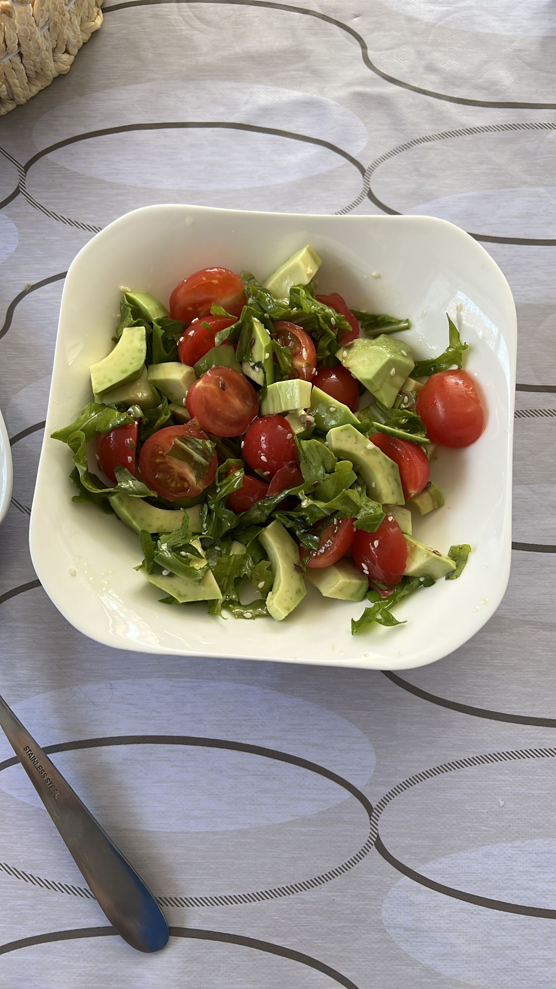 Салат с авокадо и томатами