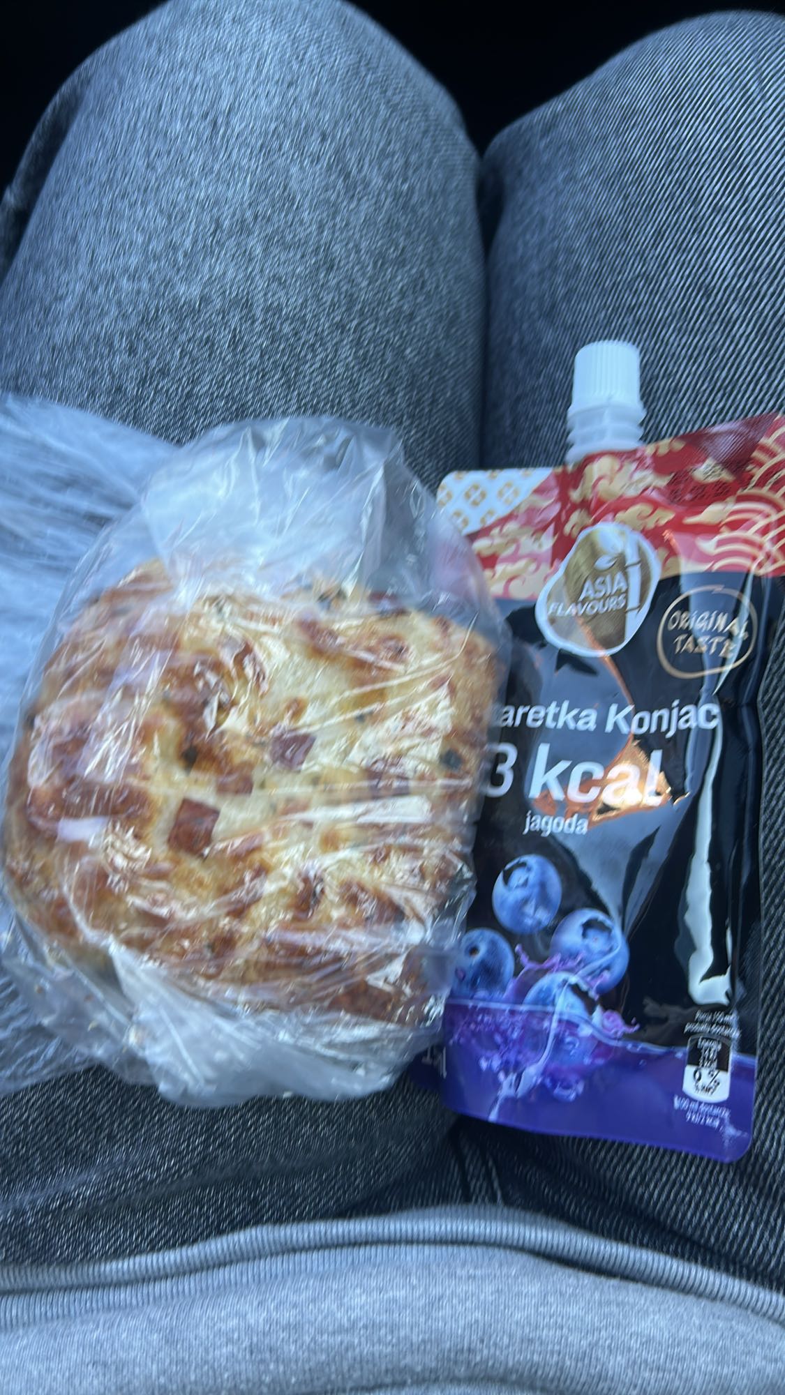 Bułka z serem i galaretka