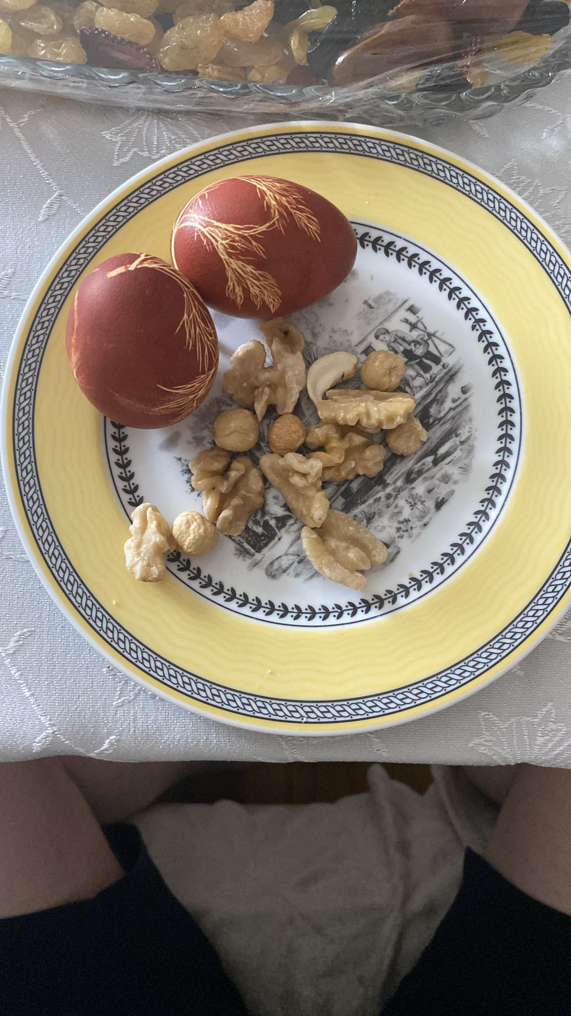 Пасхальные яйца с орехами