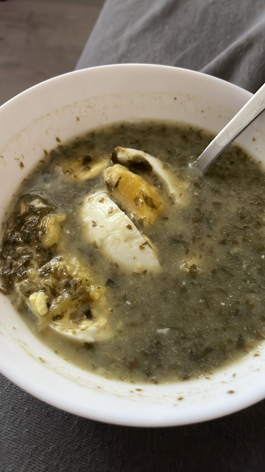 Zupa ze szpinakiem i jajkiem