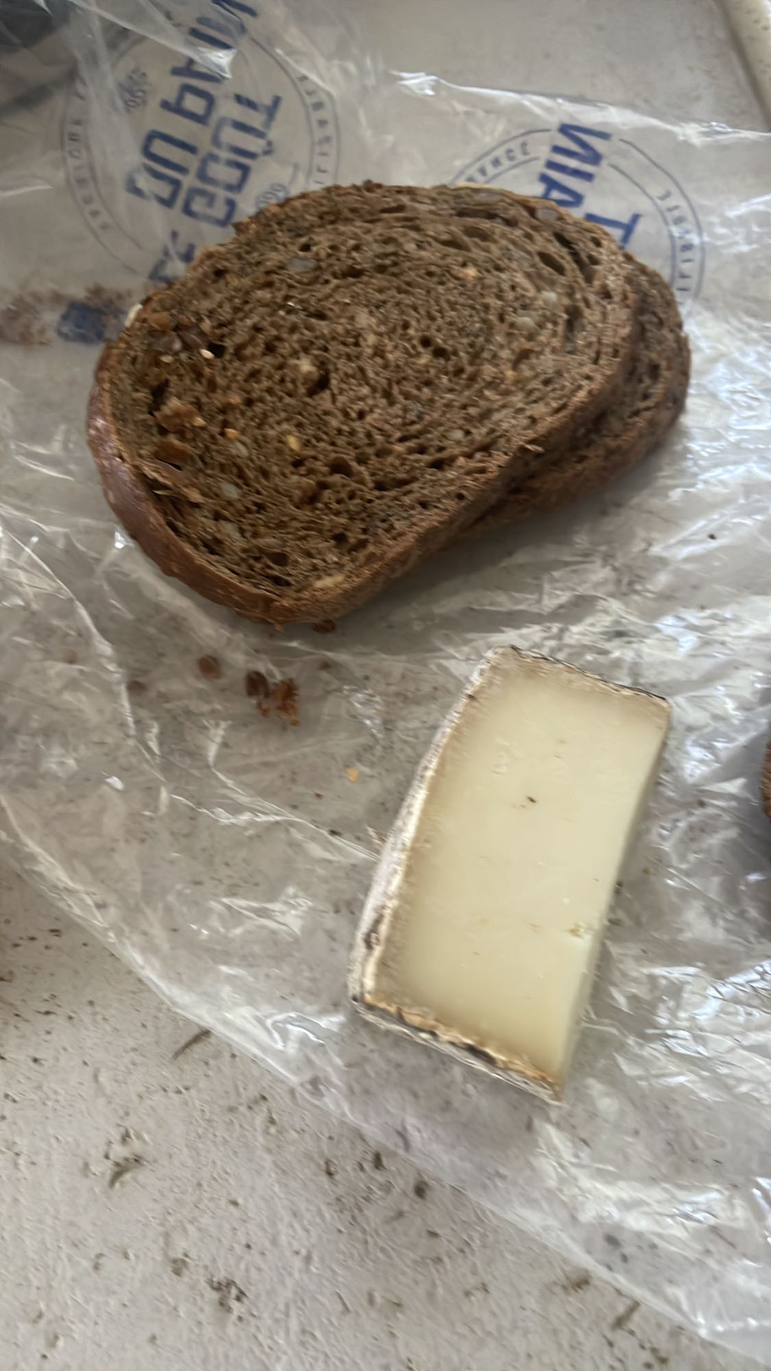 Pain complet et fromage