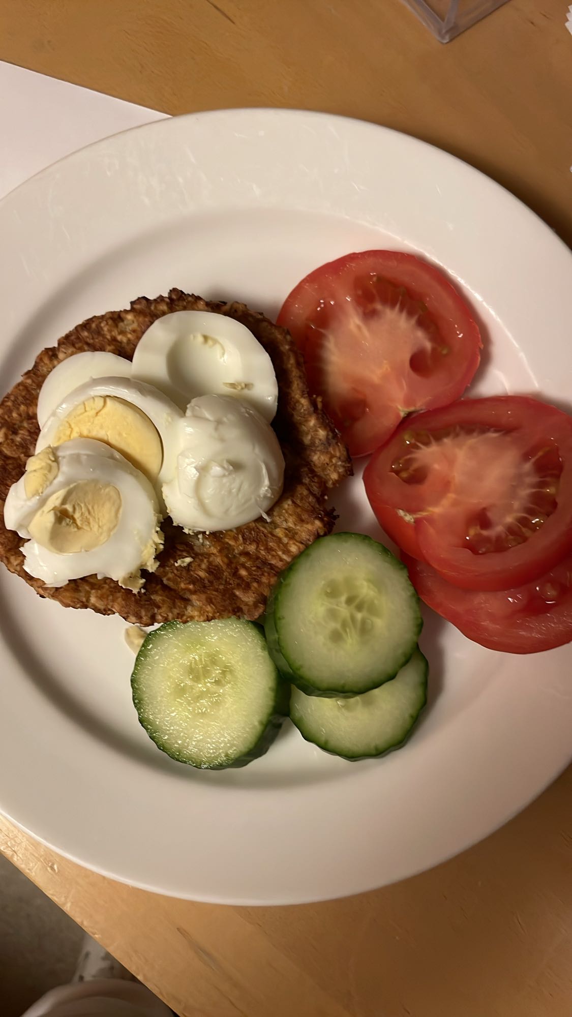 Ägg och grönsaker på bröd