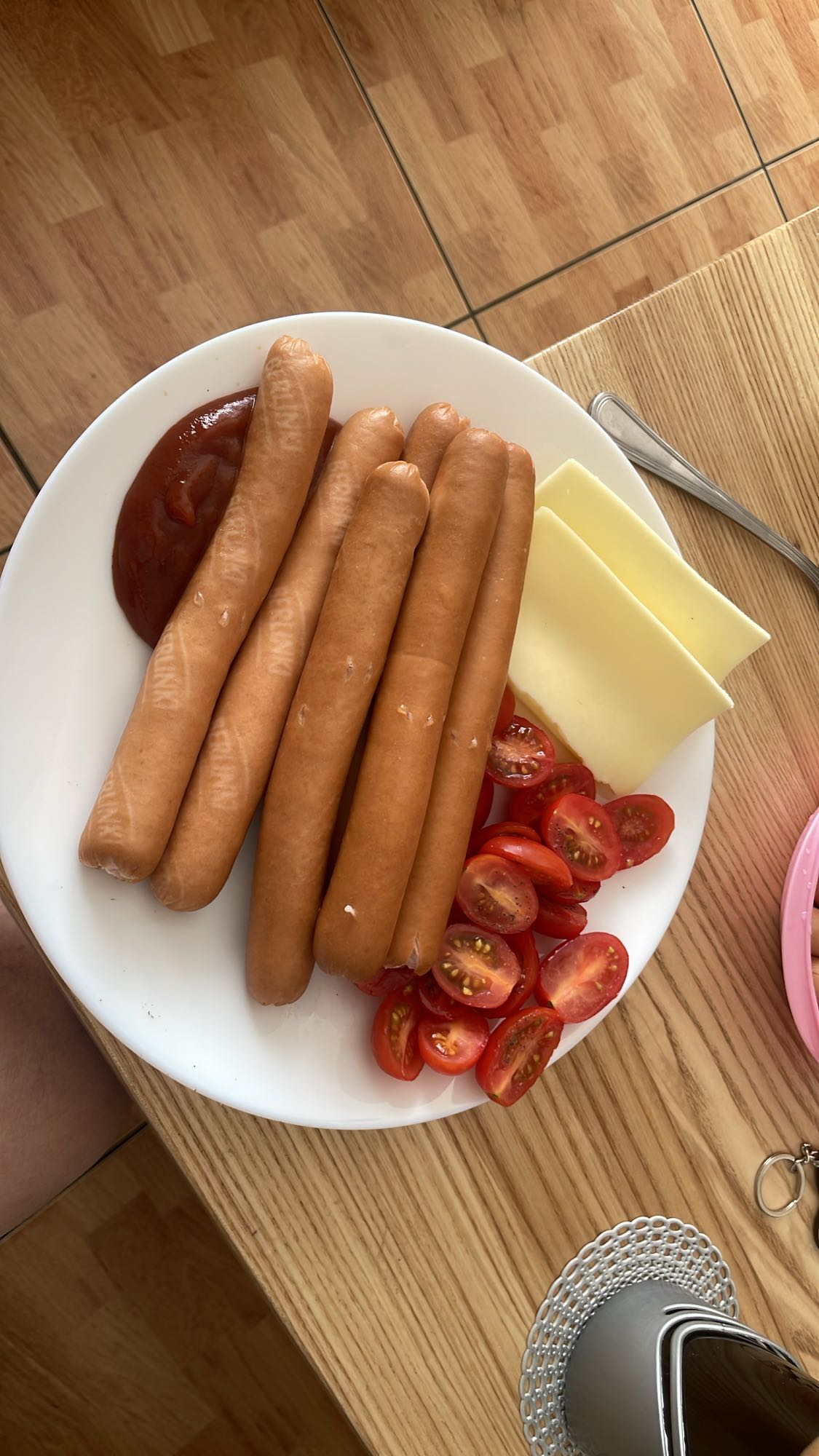 Parówki z serem i pomidorami