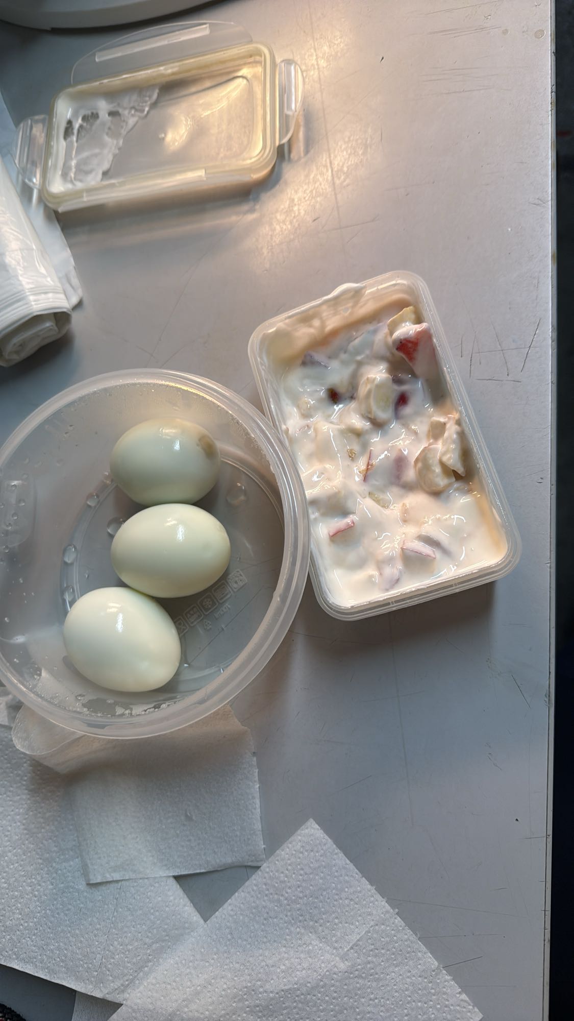 Huevos con yogur y fruta