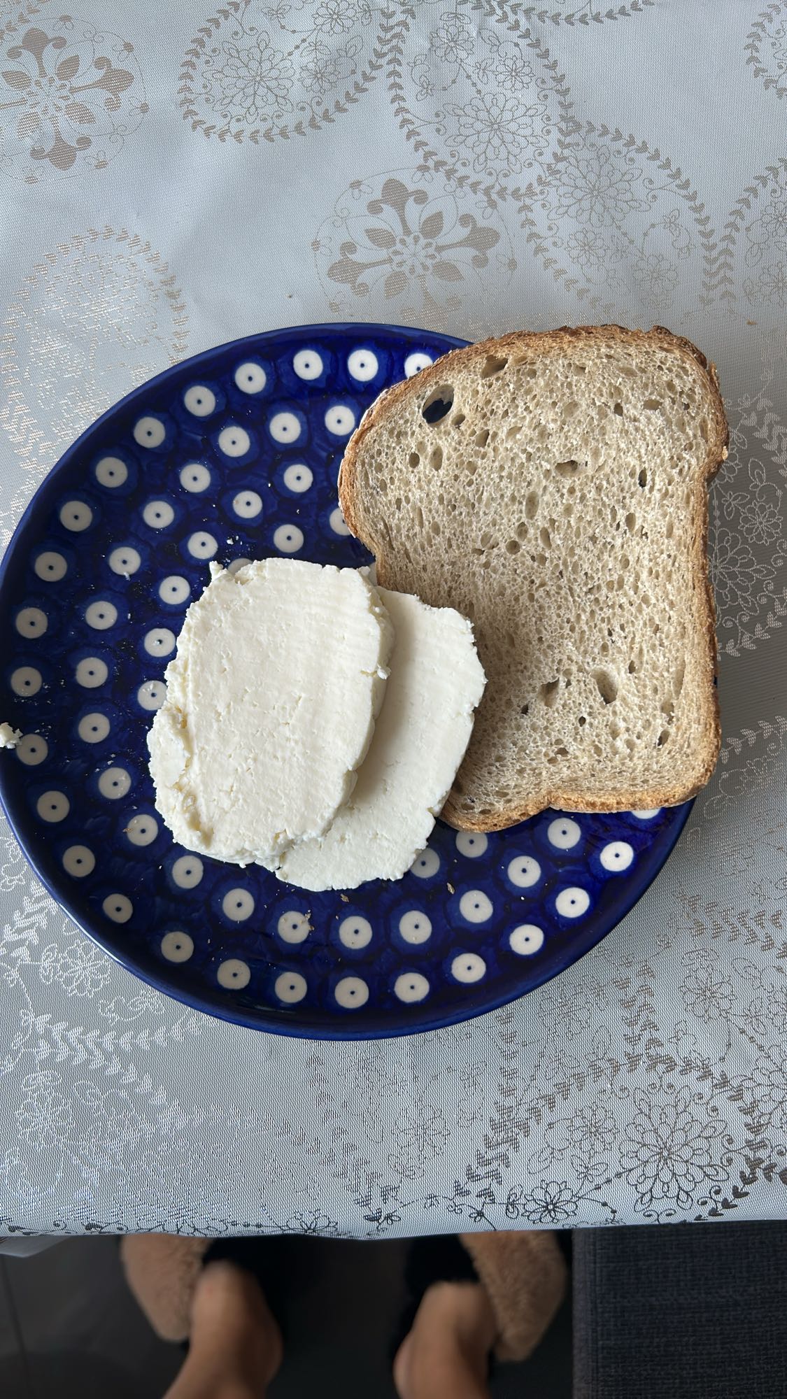 Chleb z białym serem