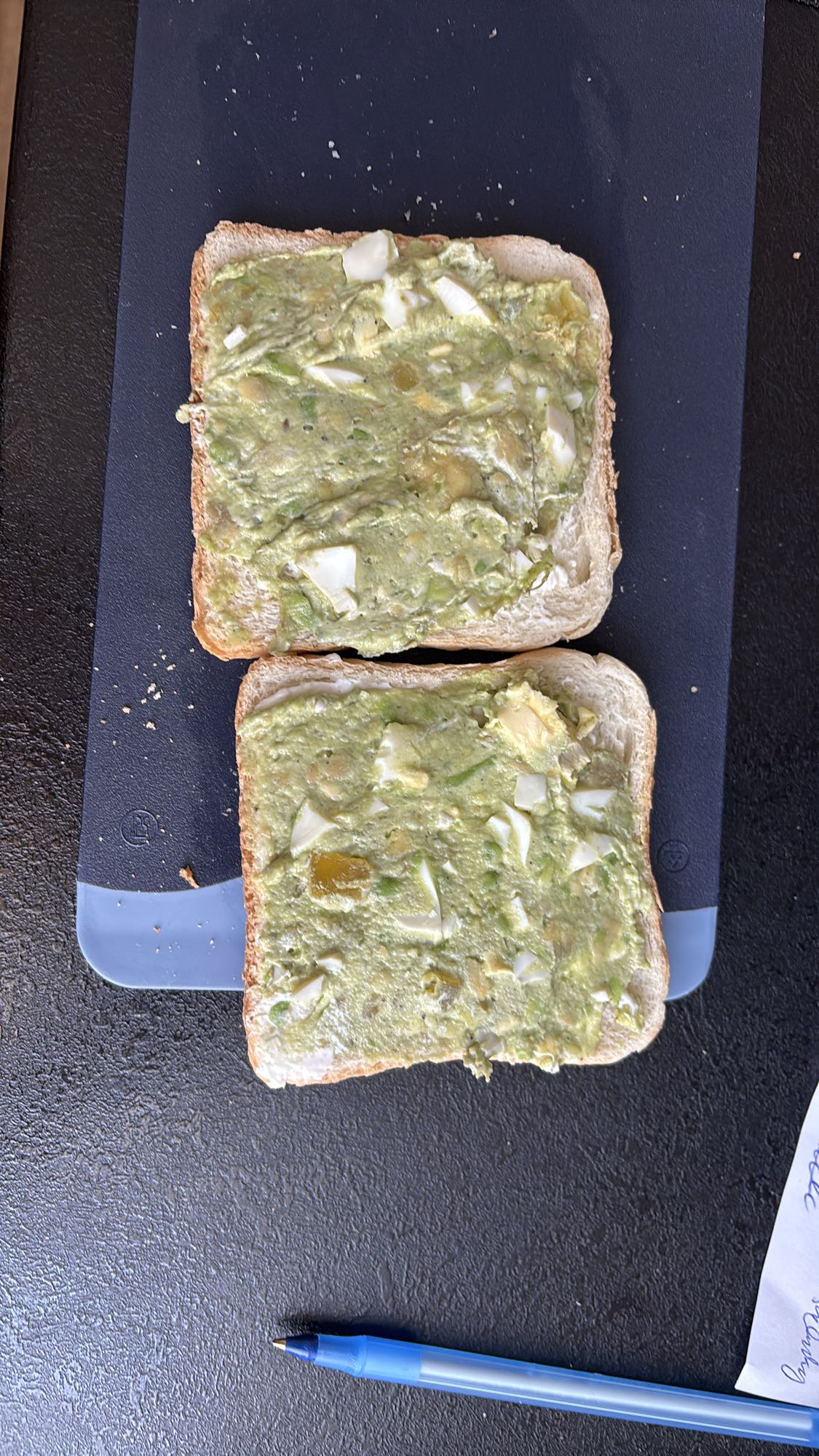 Kanapki z awokado i jajkiem