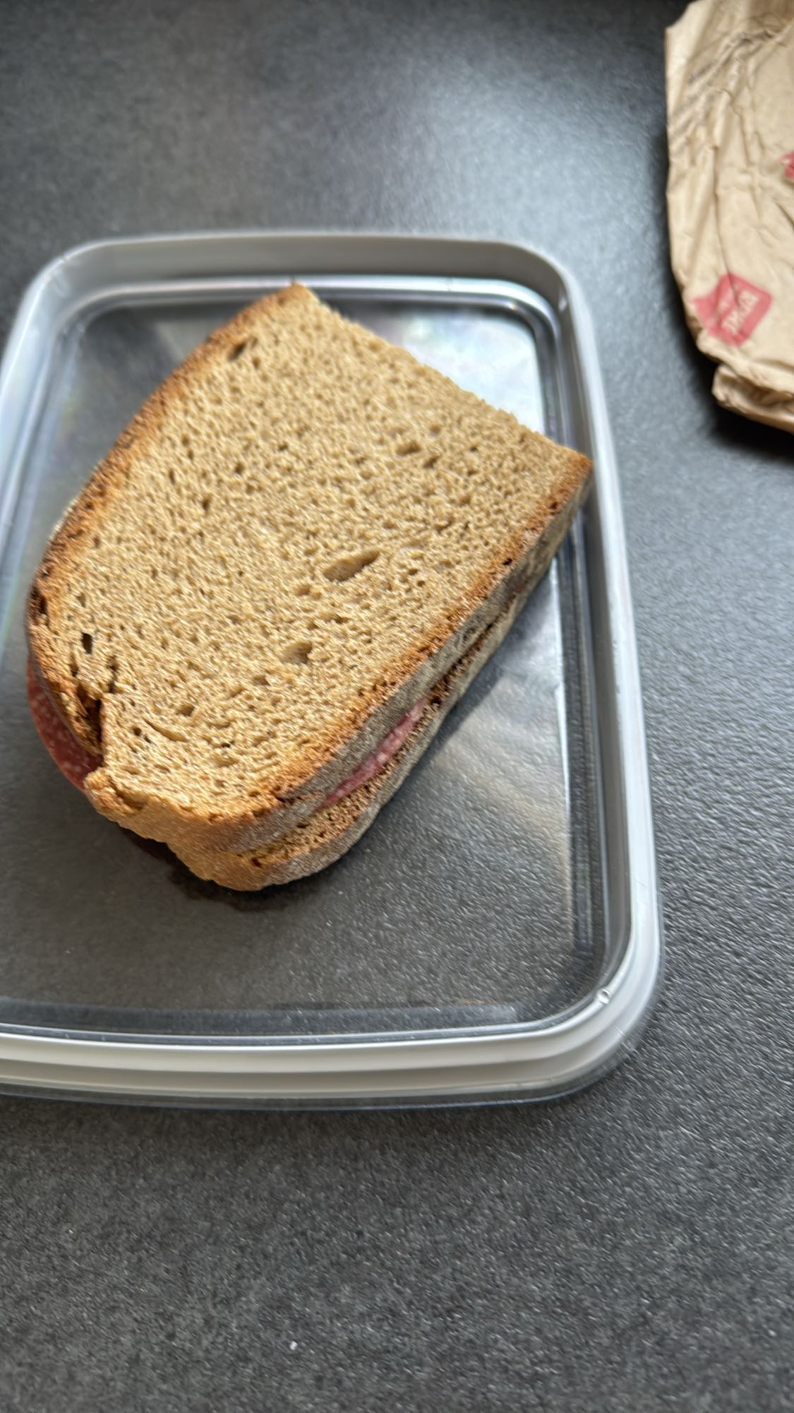 Roggenbrot mit Salami