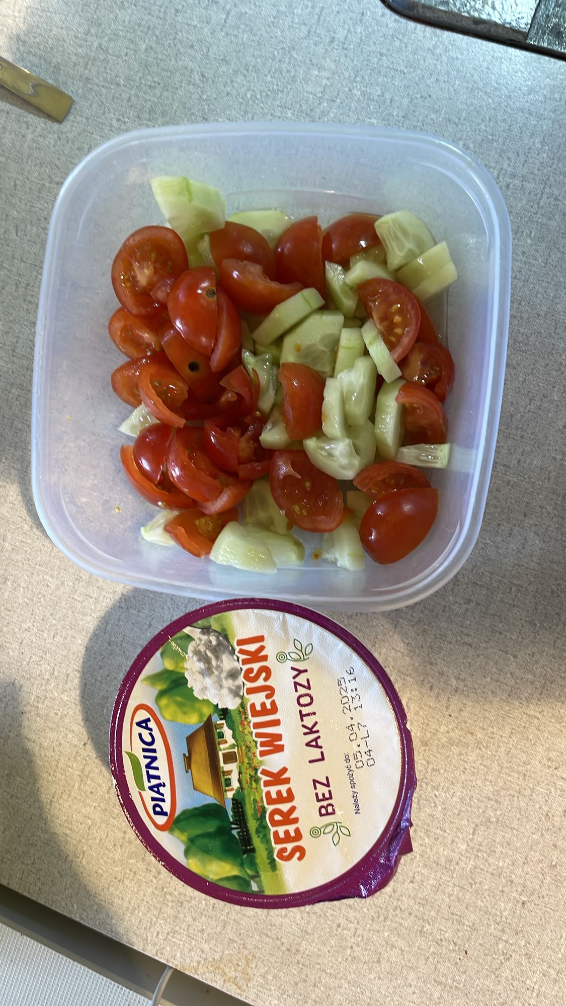 Sałatka z serkiem wiejskim