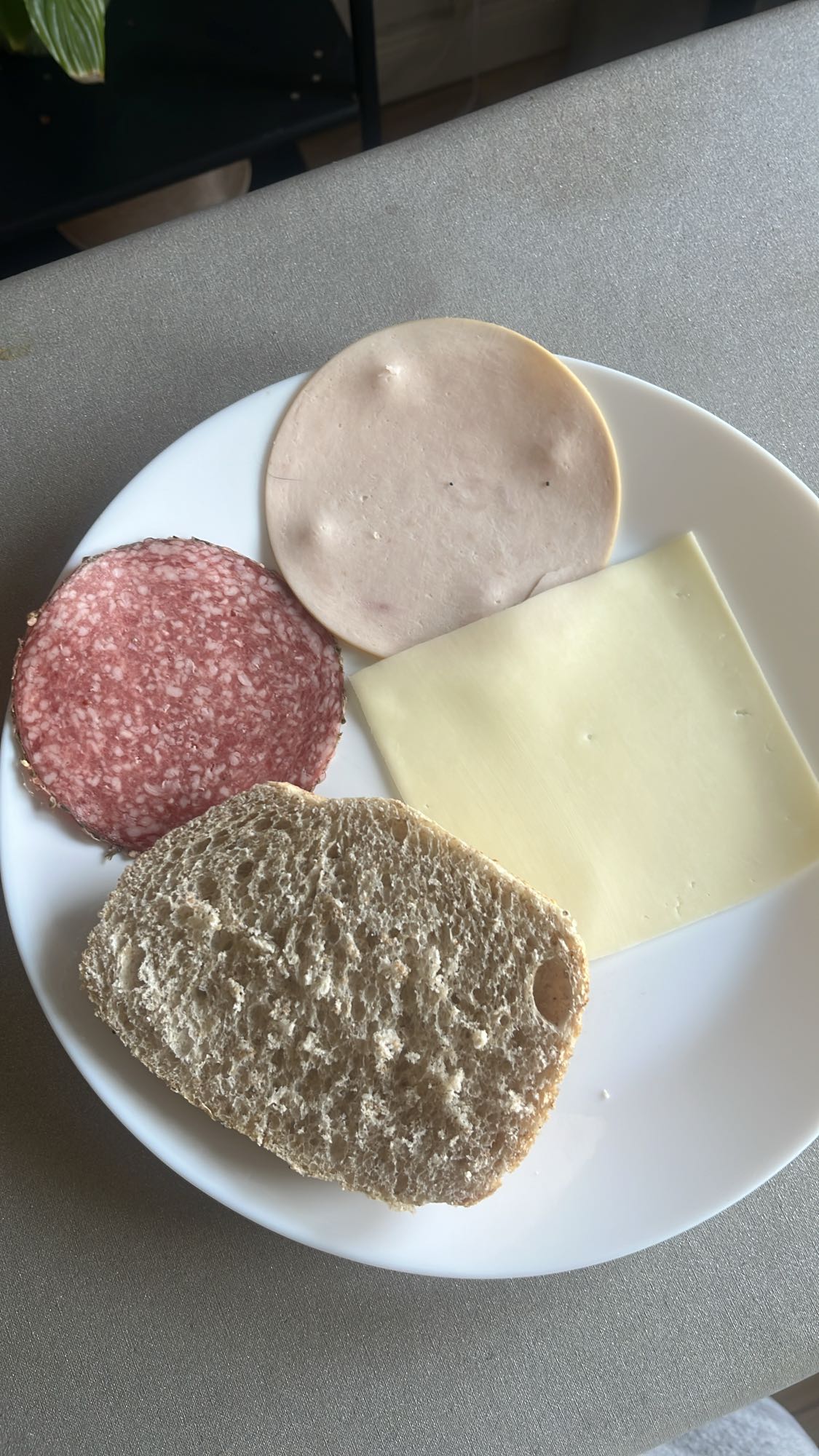 Kanapka z wędliną i serem