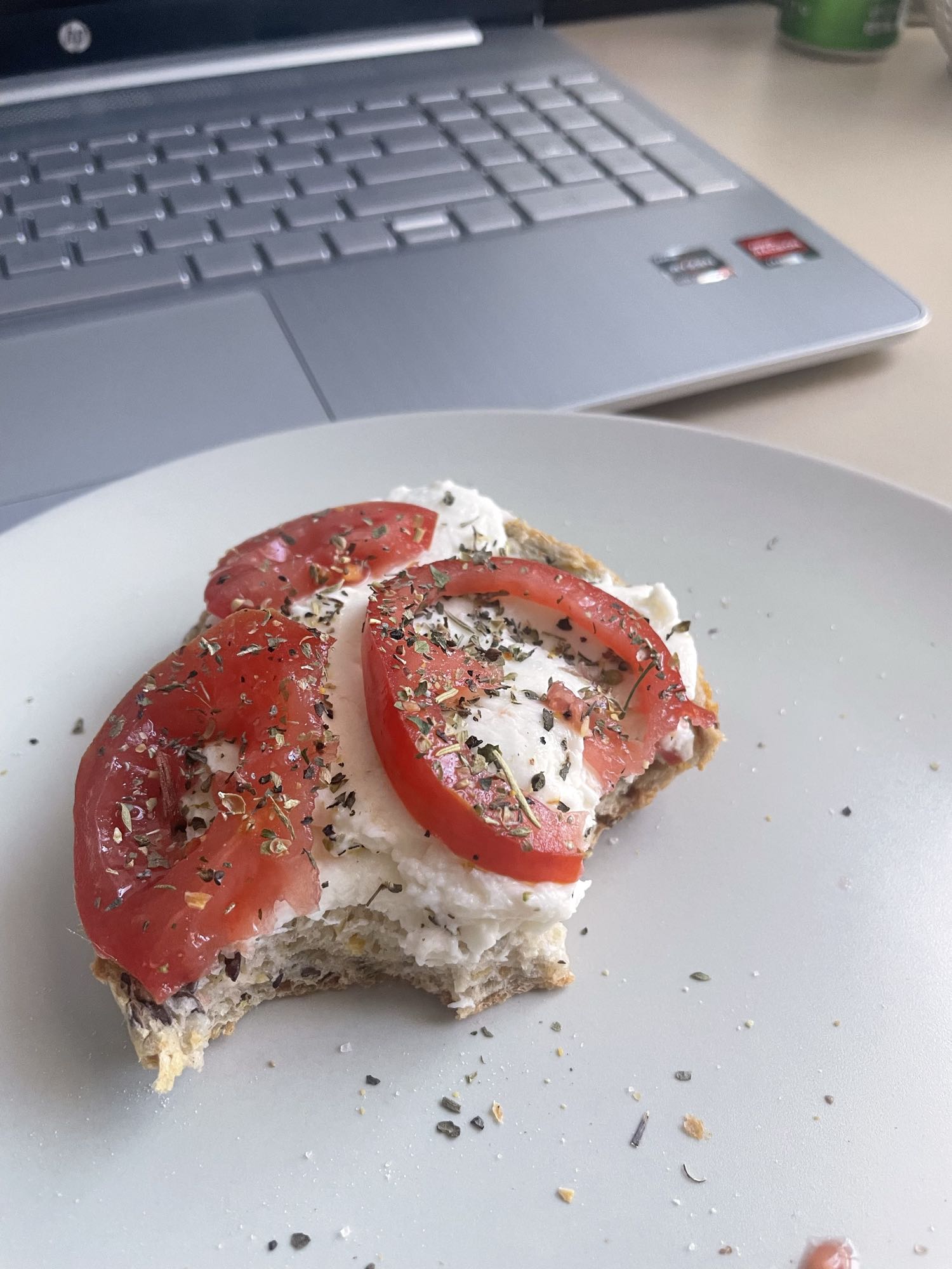 Kanapka z twarogiem i pomidorem