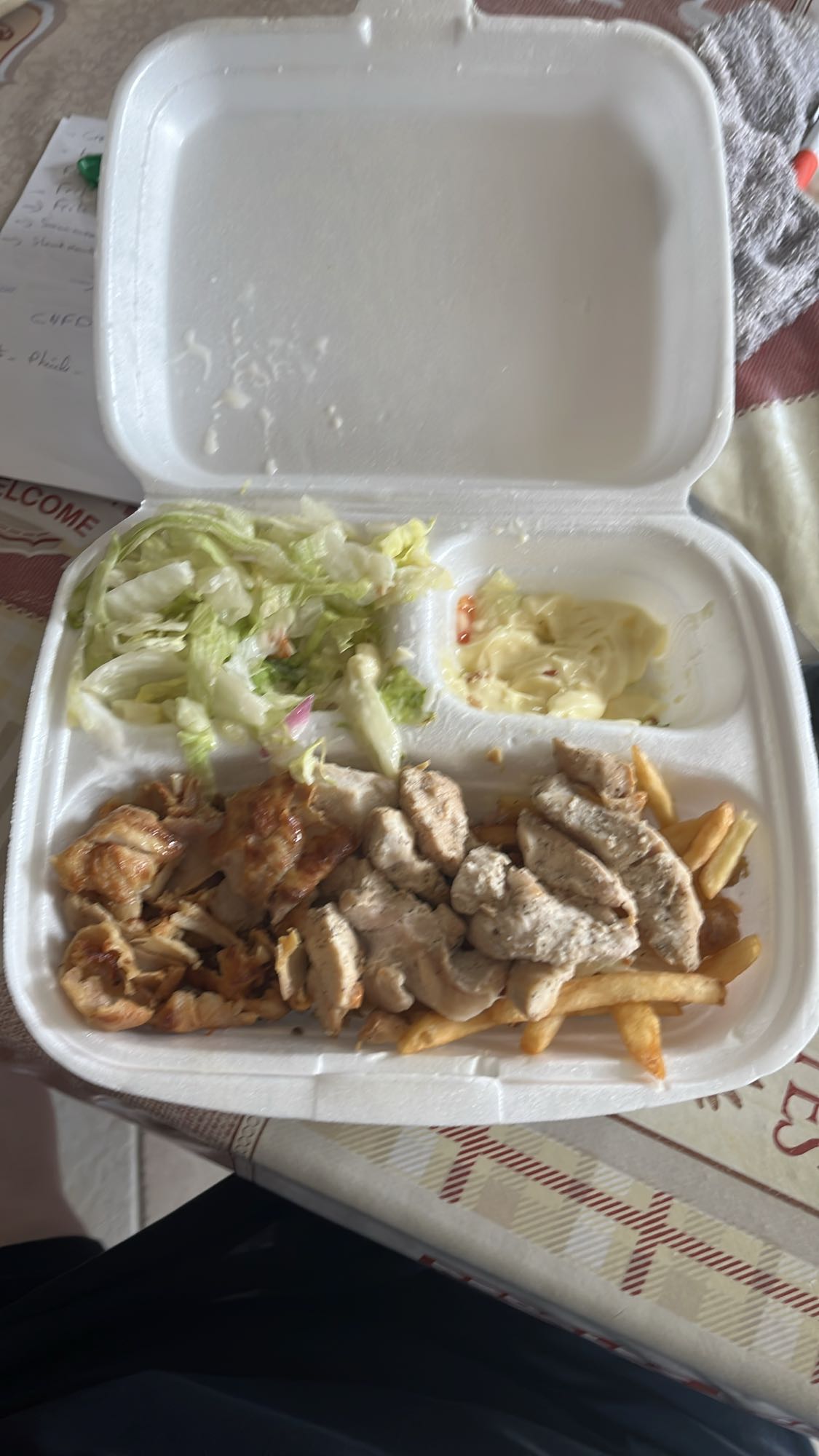 Assiette de poulet et frites
