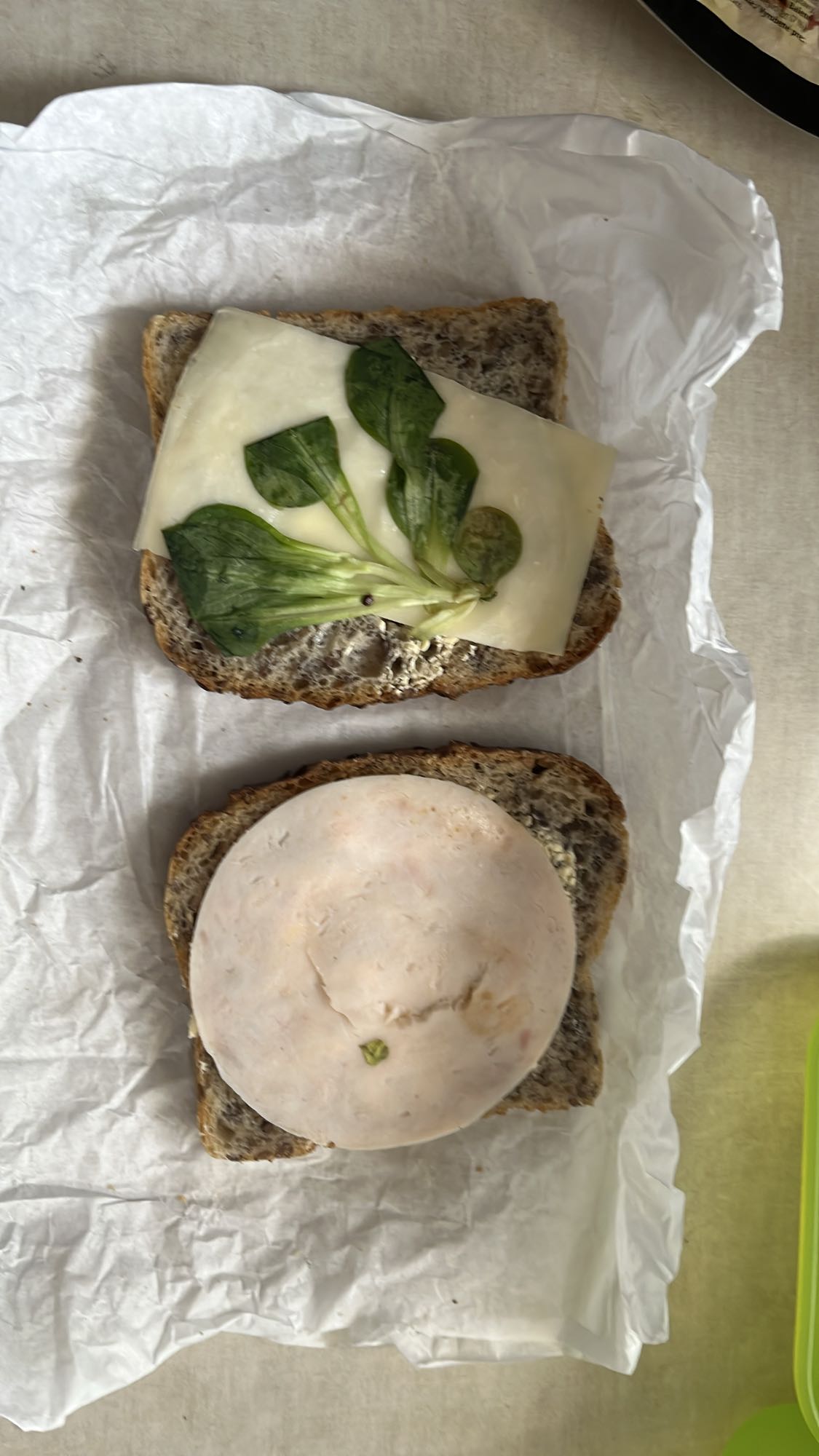 Kanapka z serem i szynką