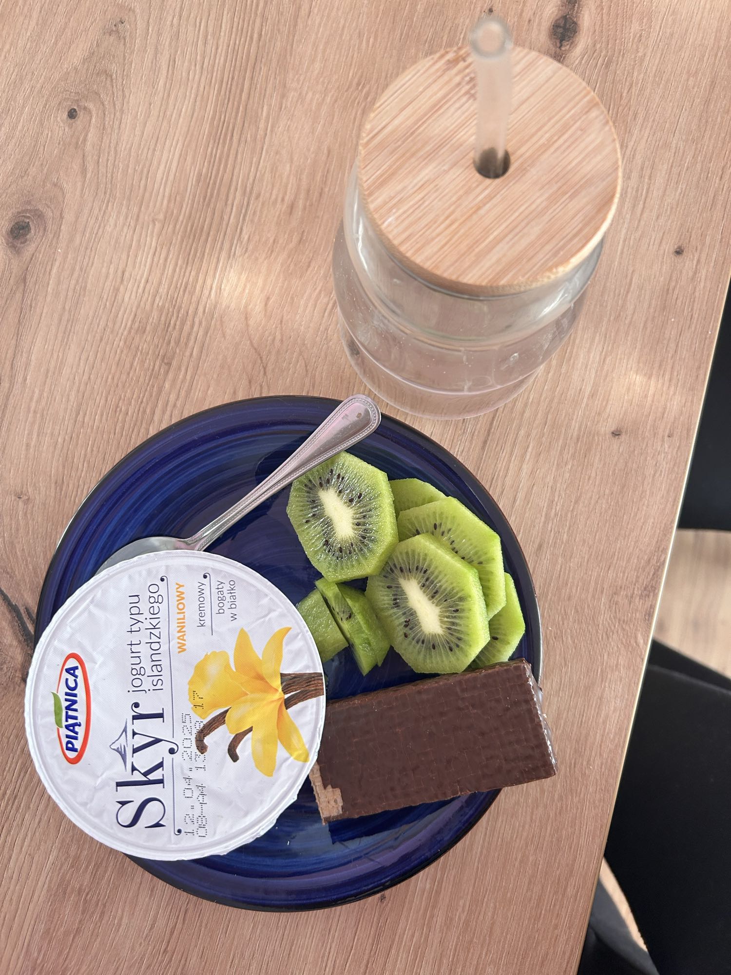 Jogurt z kiwi i waflem