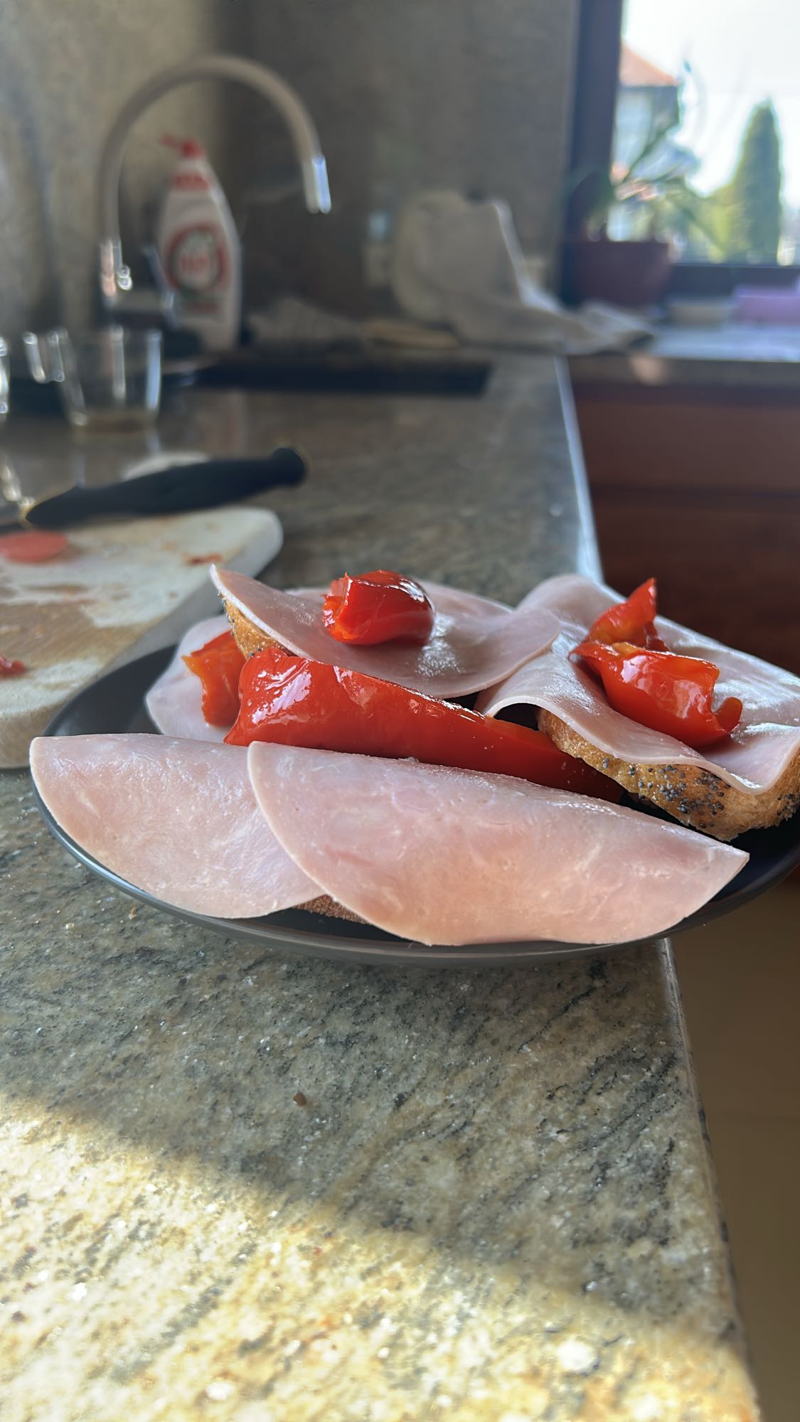 Kanapki z szynką i papryką