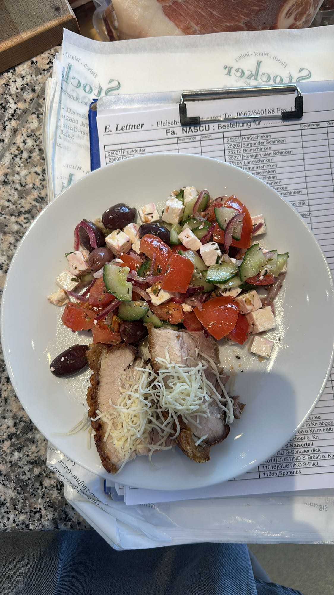Griechischer Salat mit Schwein