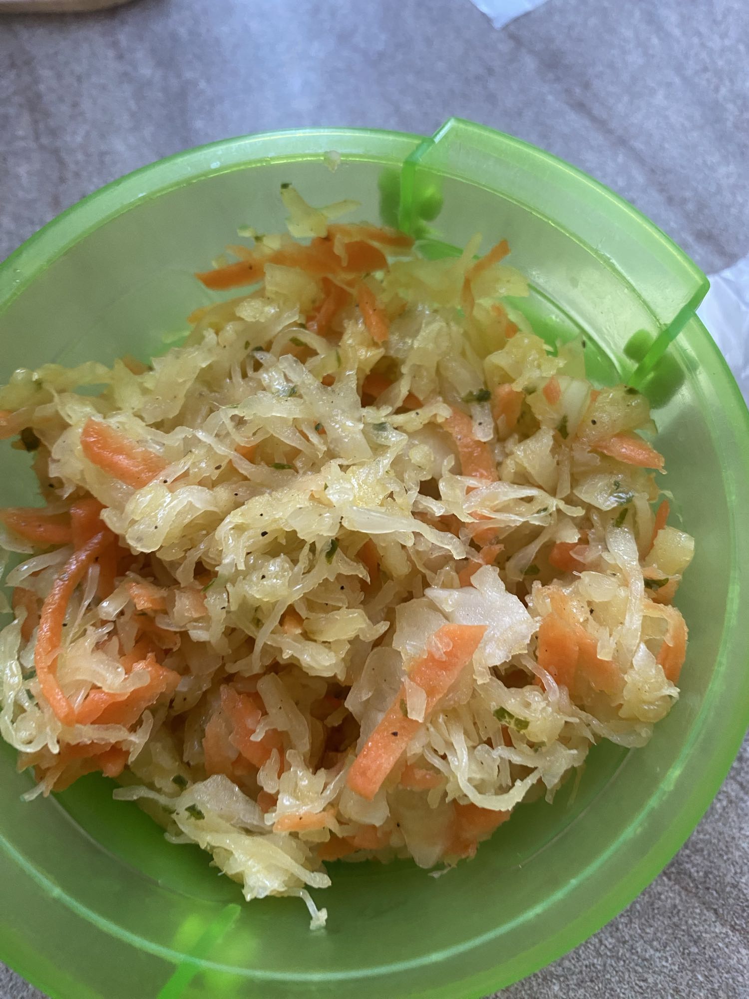 Surówka z kiszonej kapusty