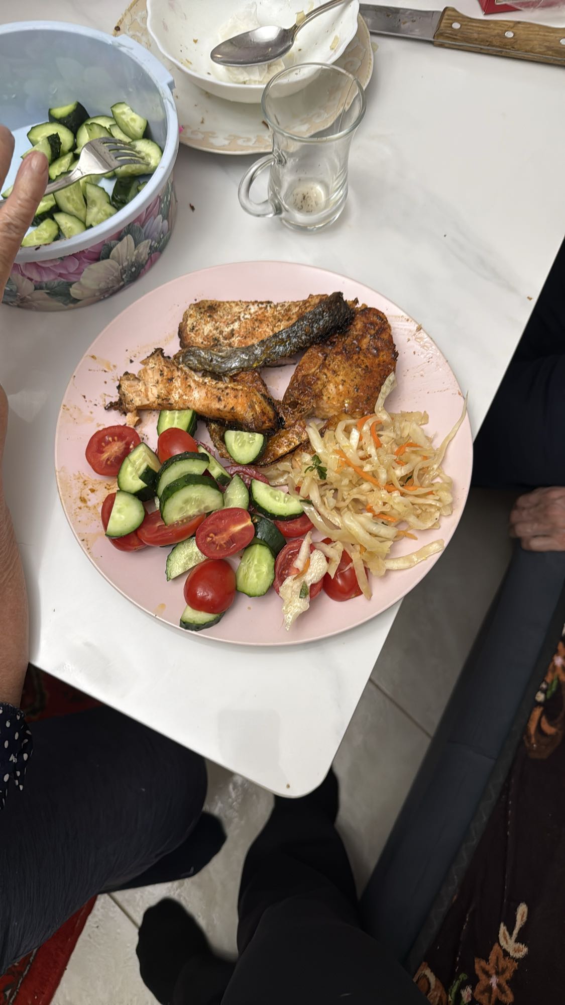 Жареная рыба с салатом