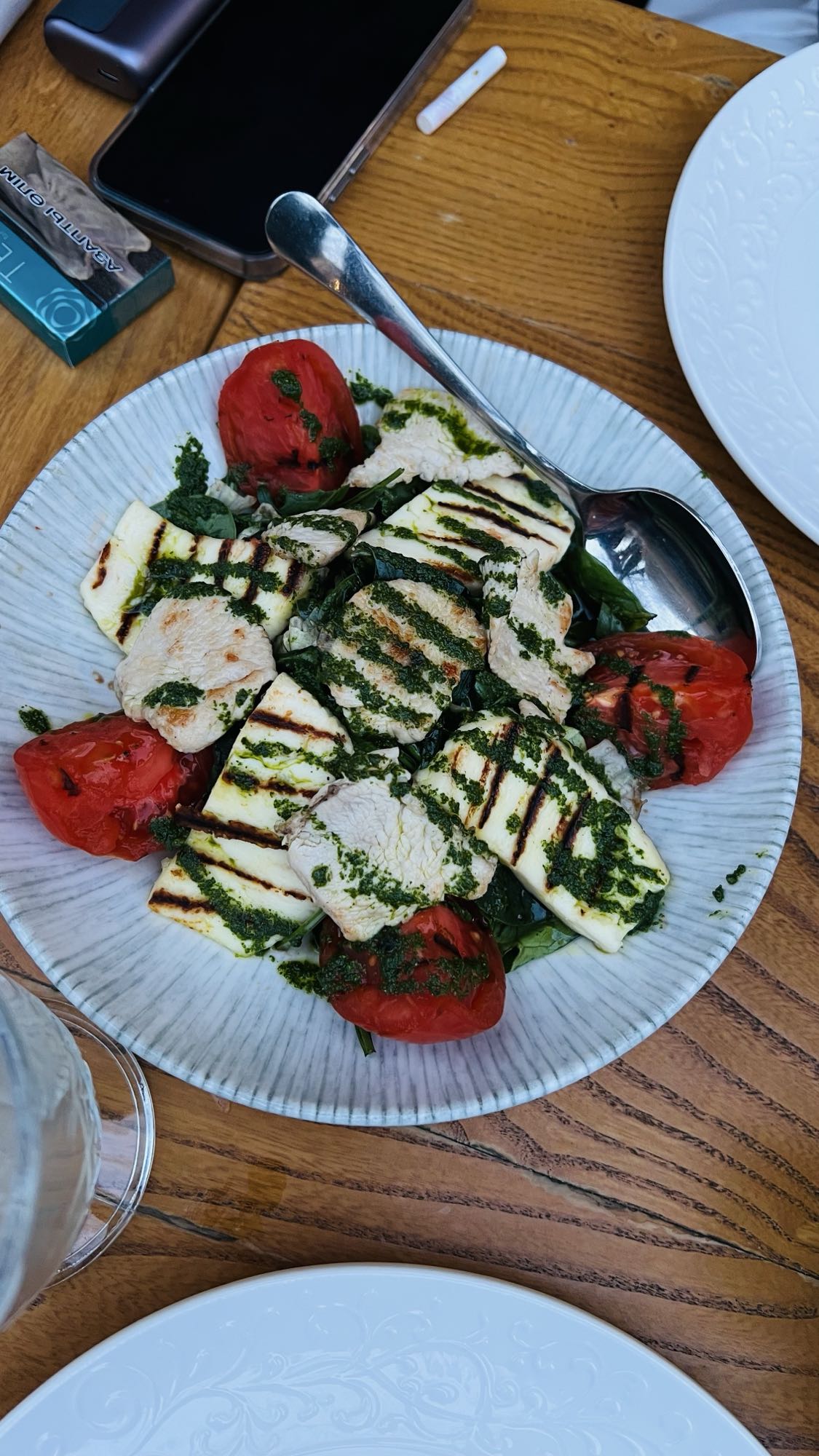 Салат с халлуми и курицей