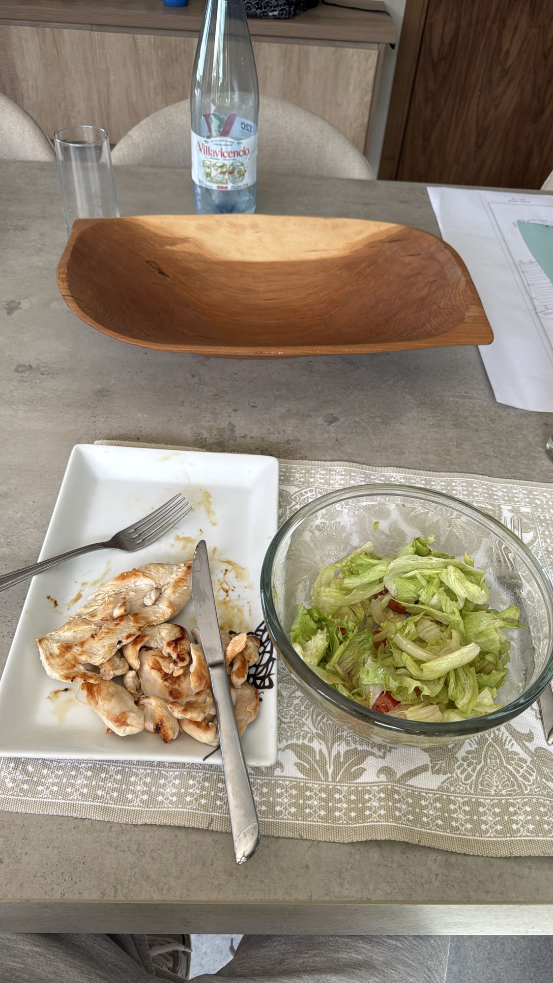 Pollo a la plancha con ensalada