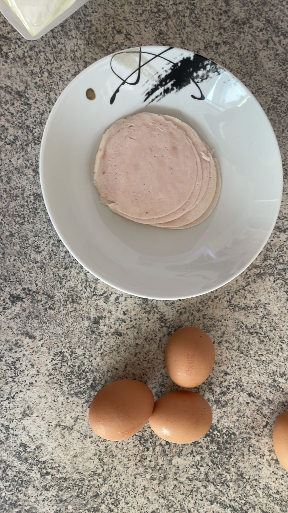 Jajca in puranji pršut