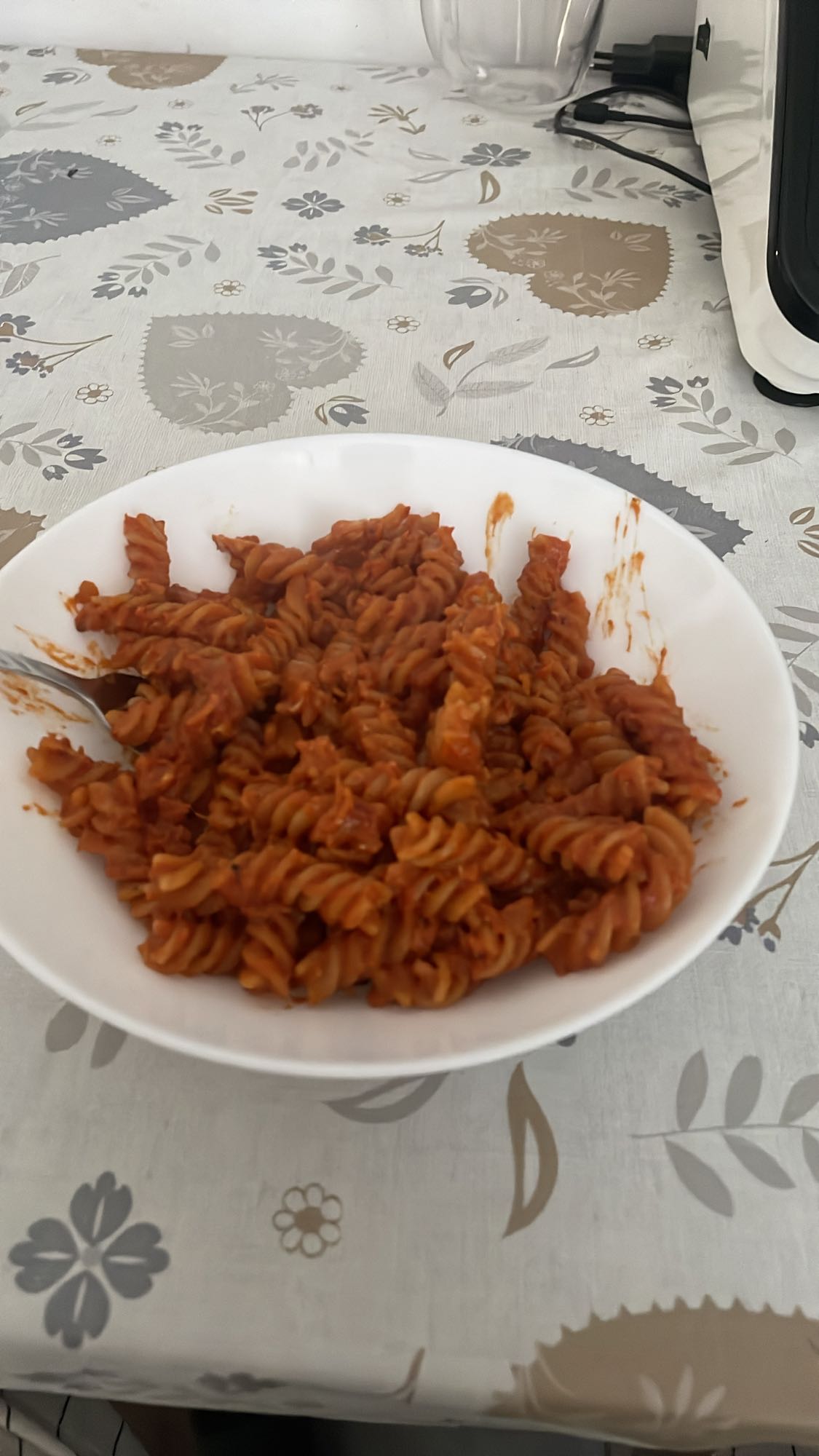 Makaron z sosem pomidorowym