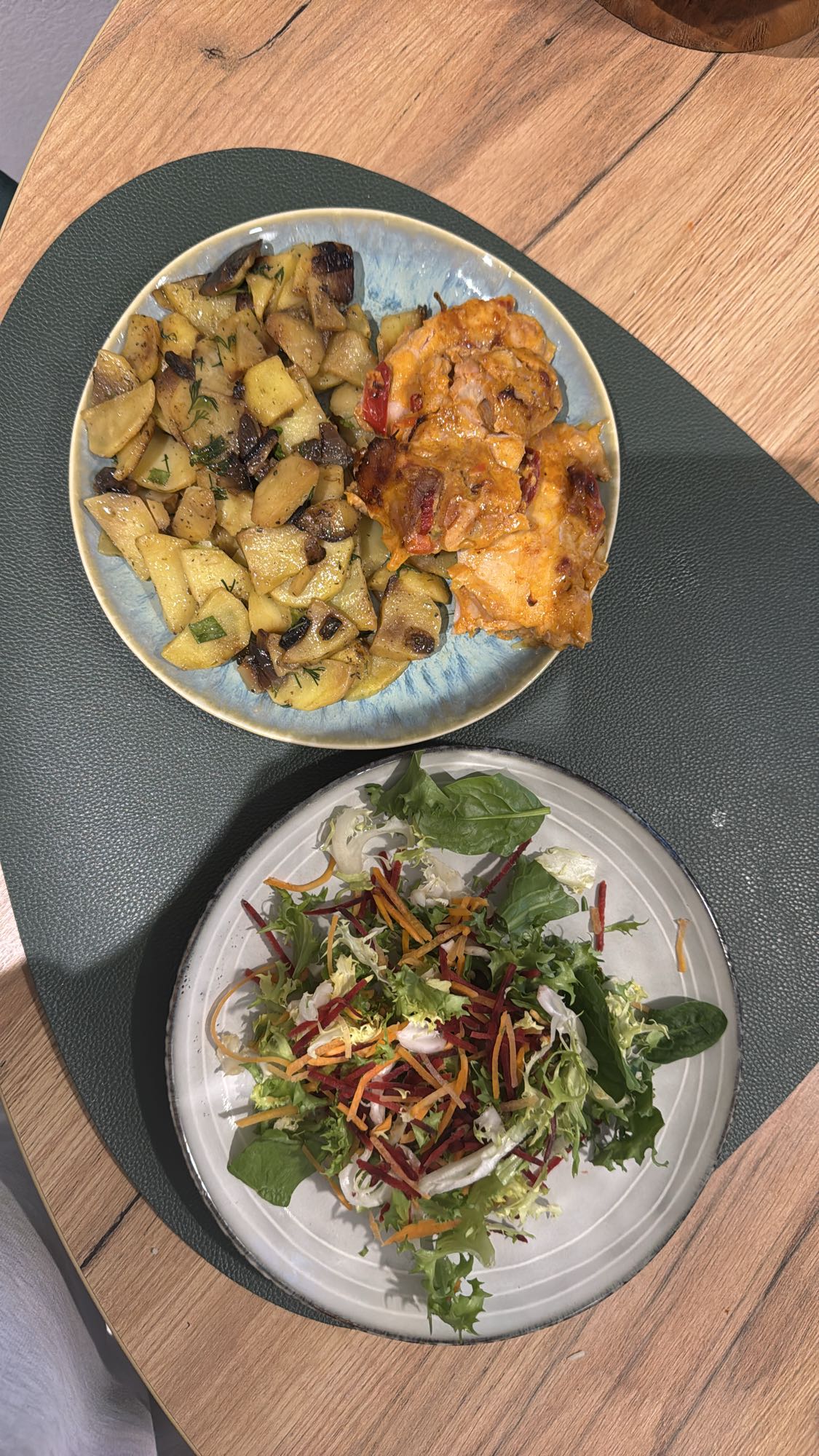 Картофель с курицей и салат