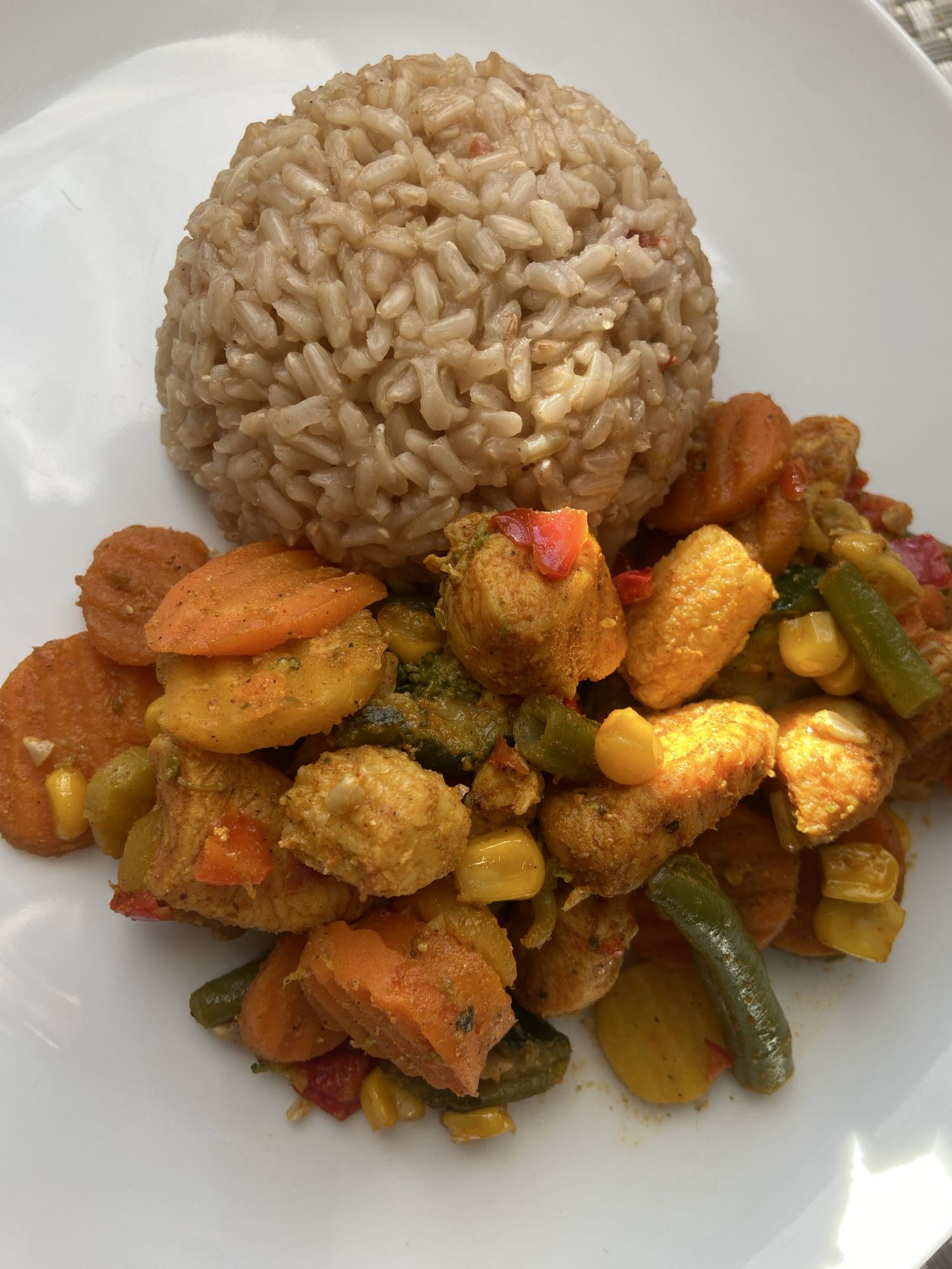 Kurczak z warzywami i ryżem