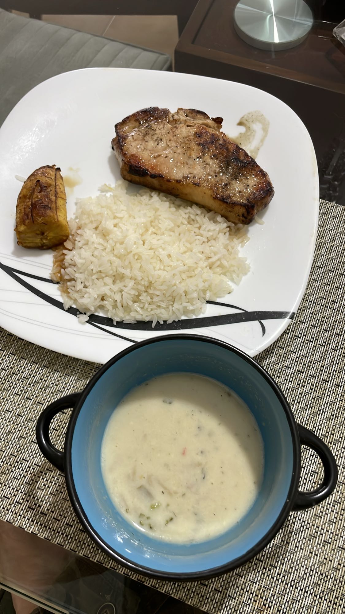 Chuleta con arroz y sopa