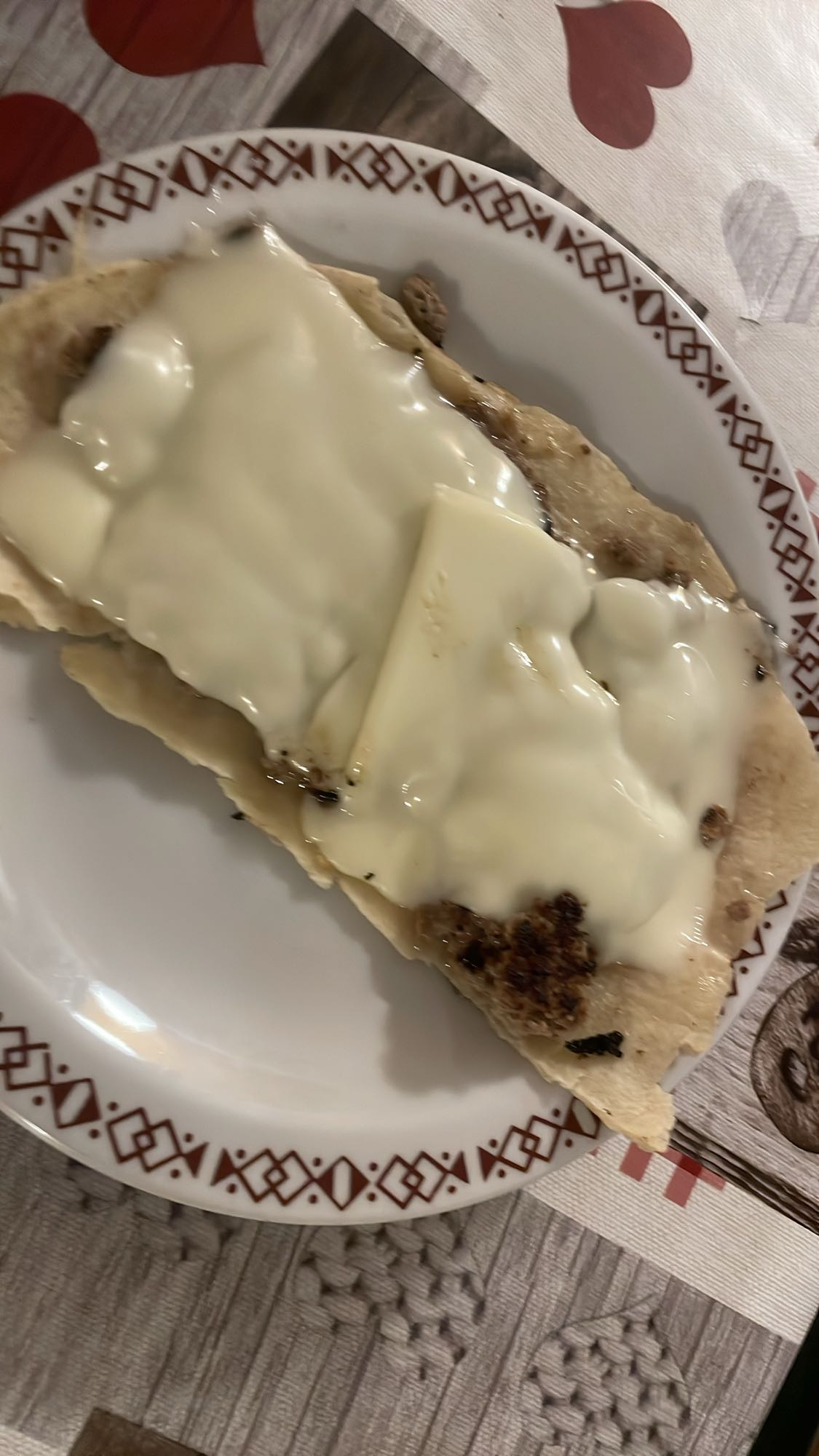 Tortilla z mięsem i serem