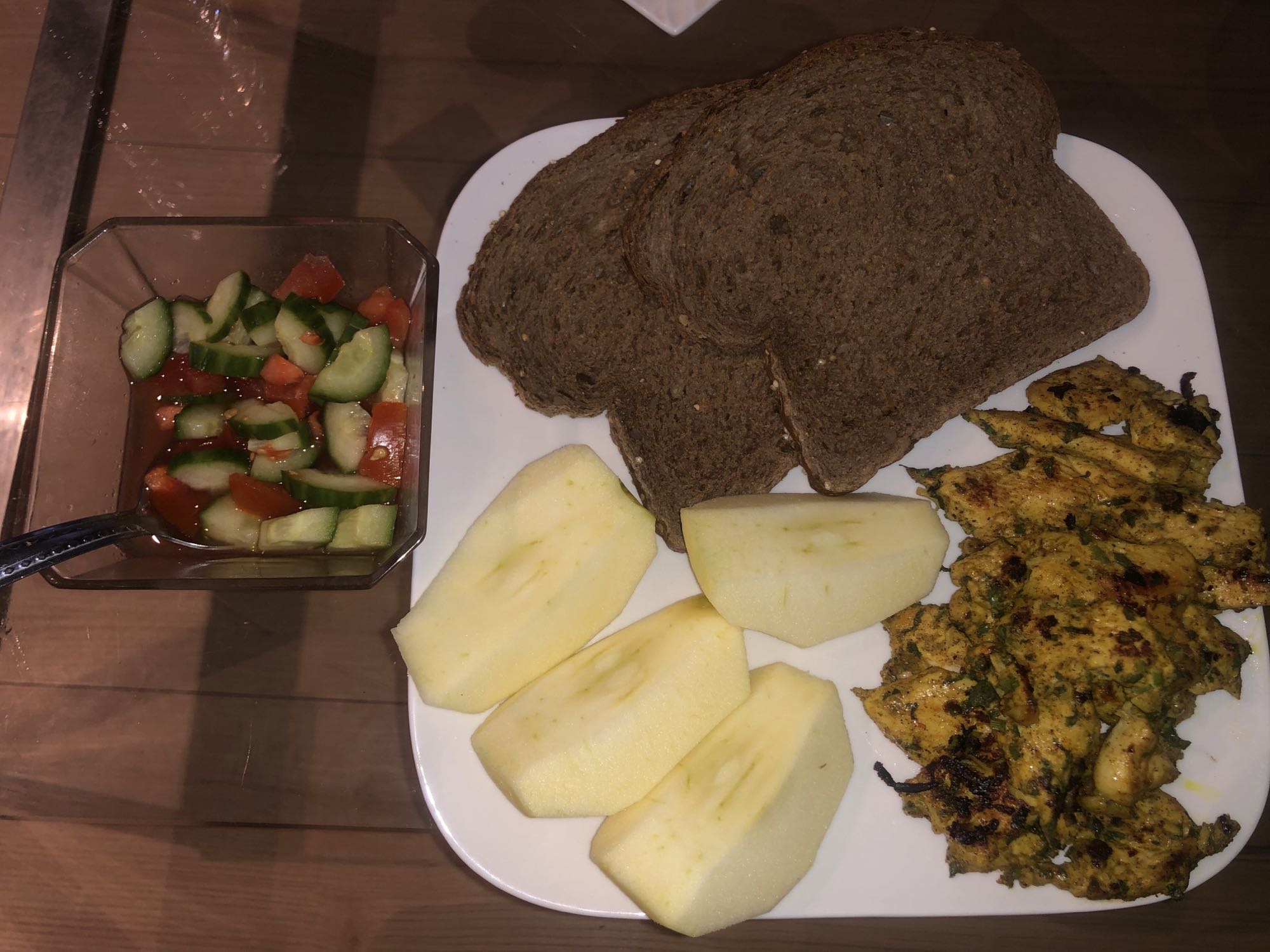 Pollo con ensalada y pan