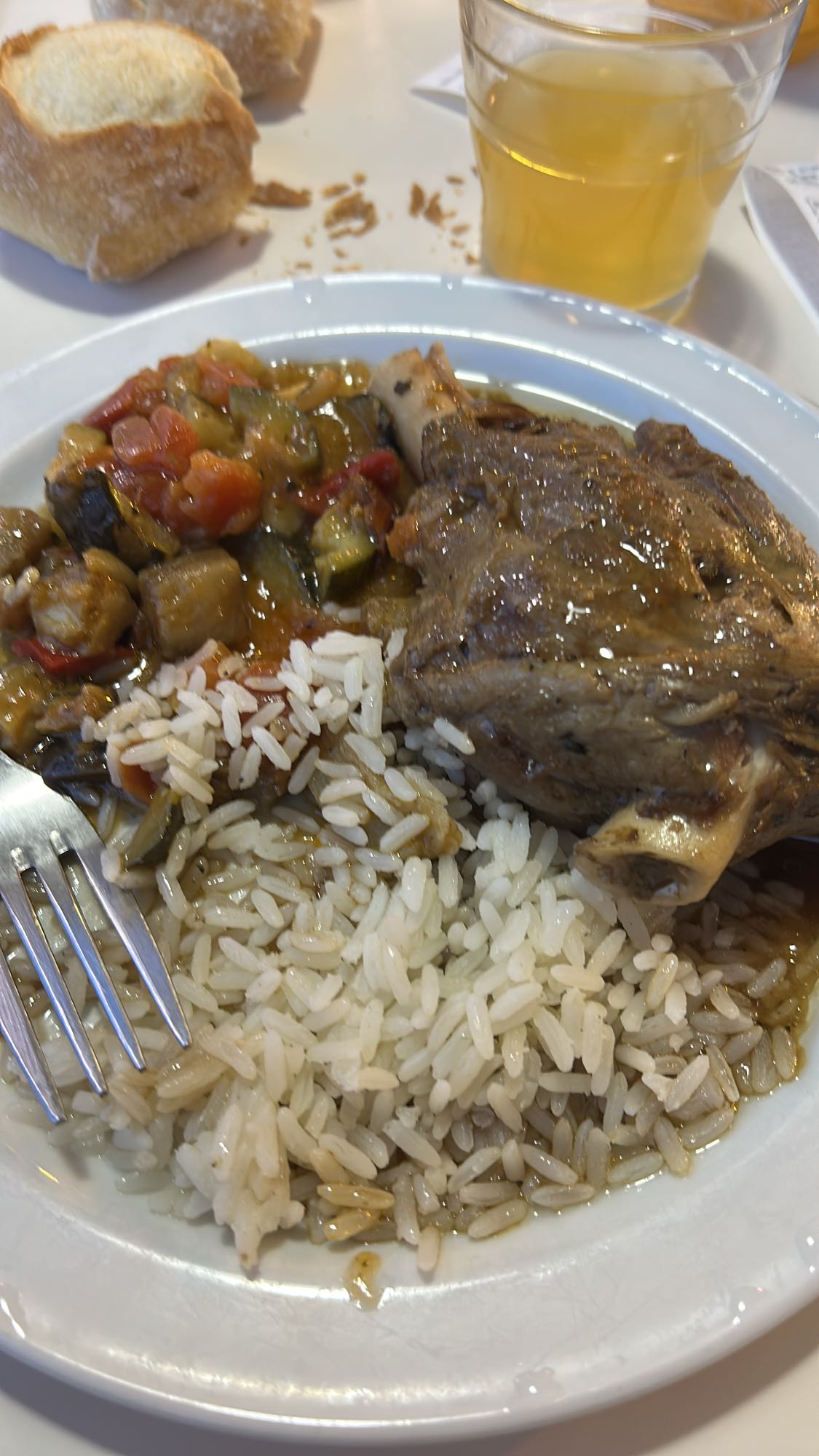 Agneau avec riz et ratatouille