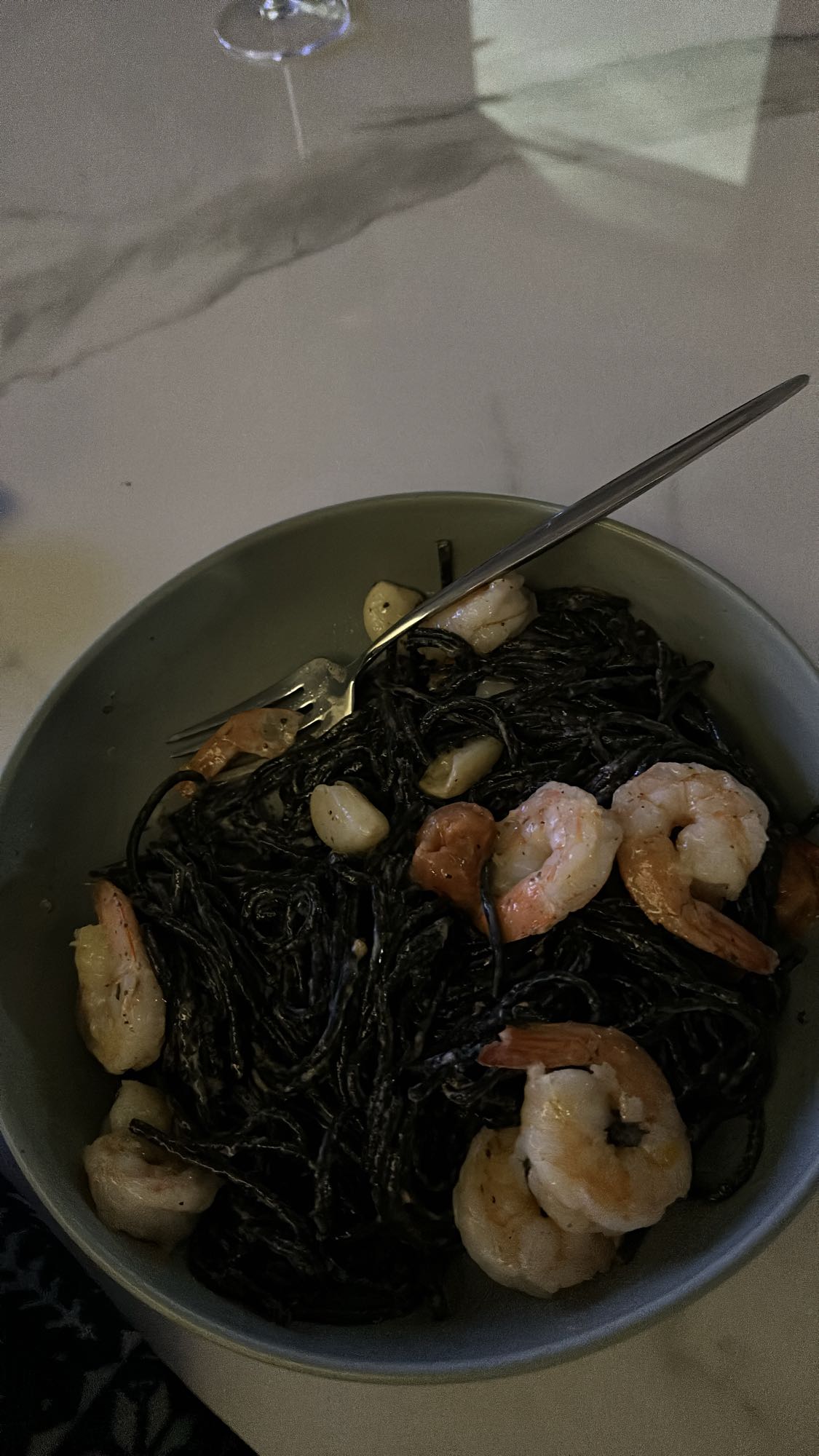 Черные спагетти с креветками