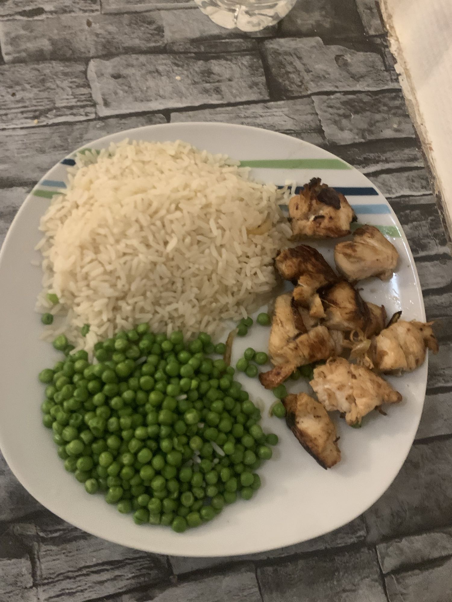 Poulet avec riz et pois